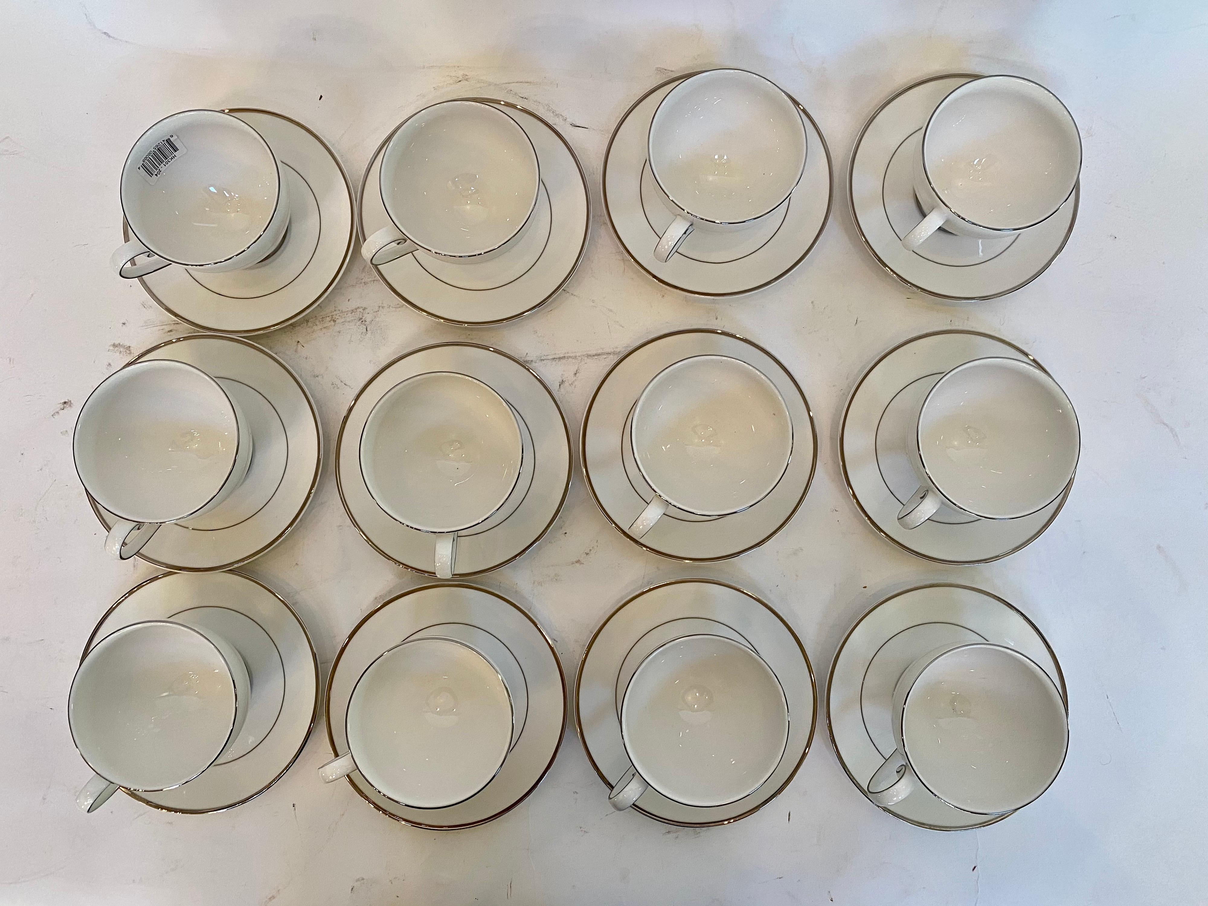 42 Pieces Mikasa Ultima et Super Strong Silver Grey White Fine China Cameo en vente 2