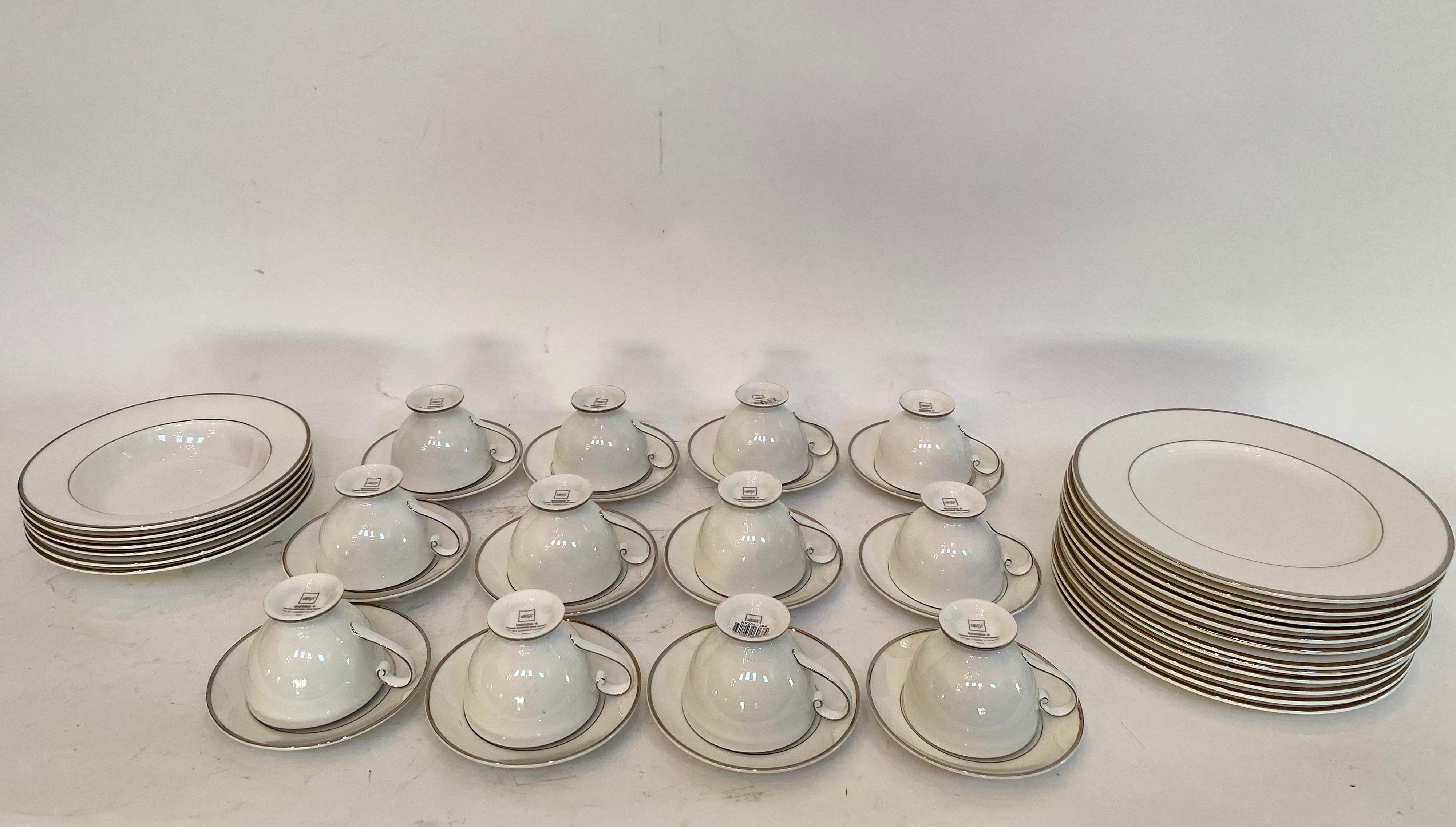 42 Pieces Mikasa Ultima et Super Strong Silver Grey White Fine China Cameo en vente 3