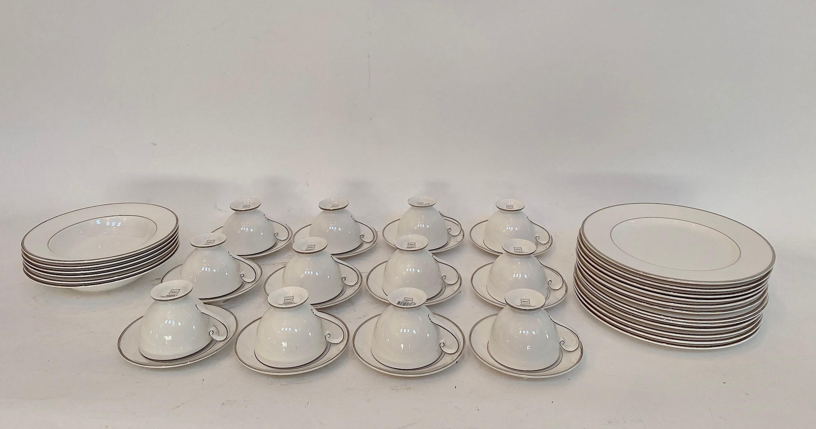 42 Pieces Mikasa Ultima und Super Strong Silver Grey White Fine China Cameo im Angebot 4