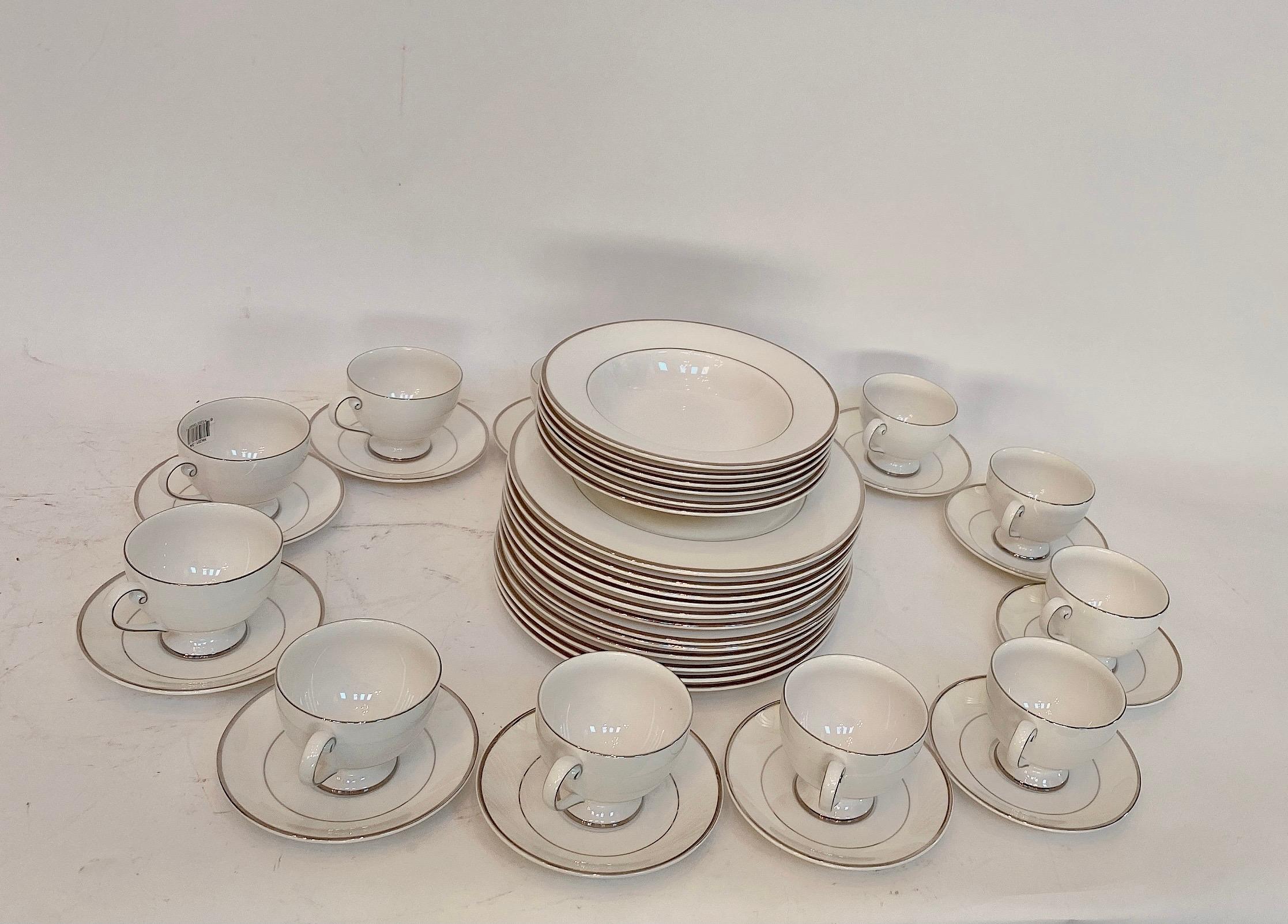 Américain 42 Pieces Mikasa Ultima et Super Strong Silver Grey White Fine China Cameo en vente