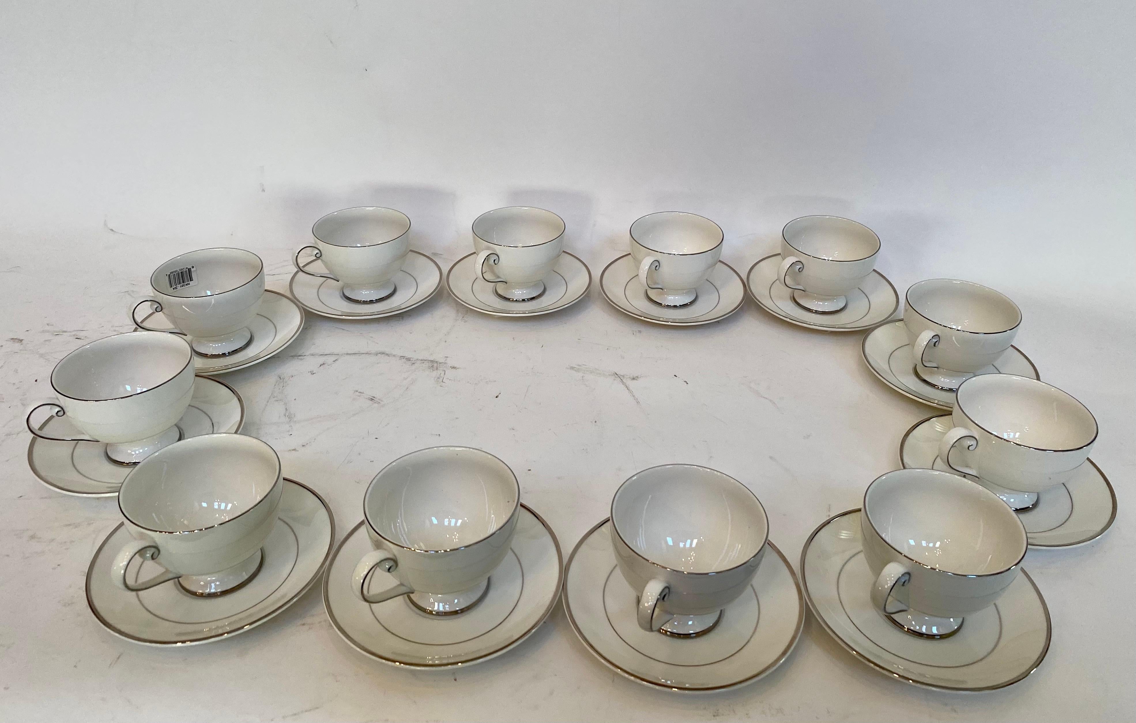 Sculpté 42 Pieces Mikasa Ultima et Super Strong Silver Grey White Fine China Cameo en vente