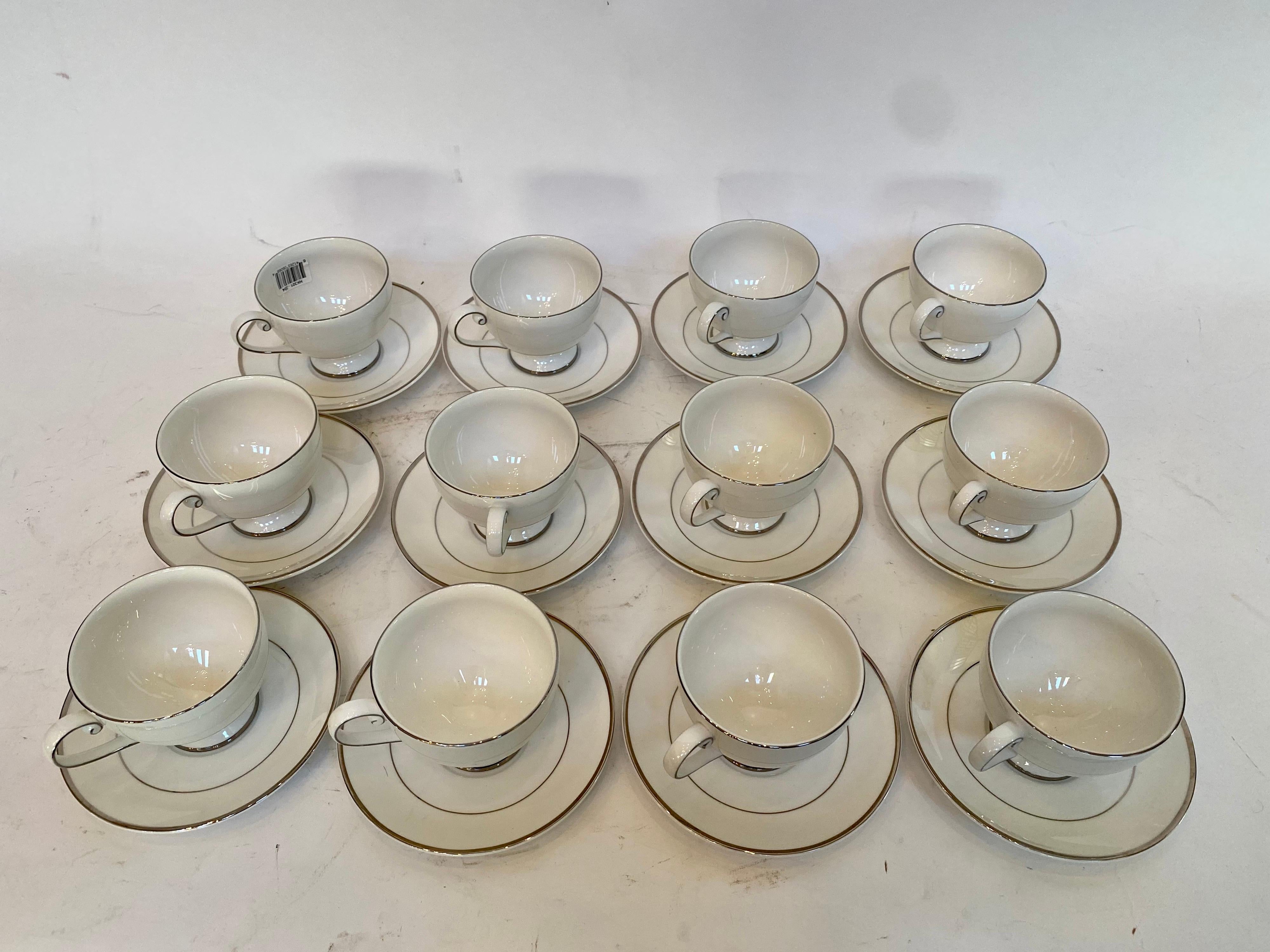 20ième siècle 42 Pieces Mikasa Ultima et Super Strong Silver Grey White Fine China Cameo en vente