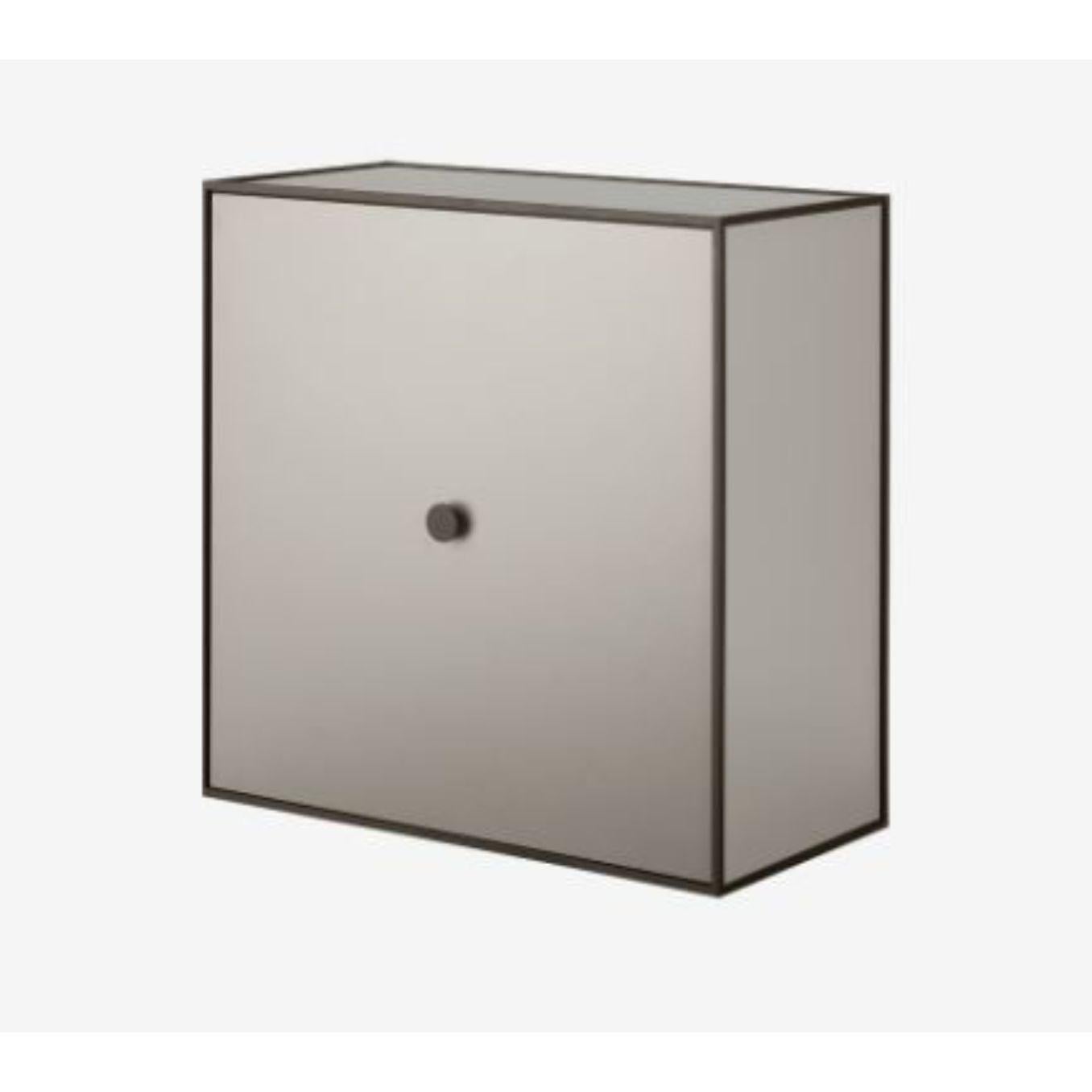 42 sand frame box with door by Lassen.
Dimensions: D 42 x W 21 x H 42 cm.
Materials: Finér, Melamin, Melamin, Melamine, metal, veneer.
Also available in different colours and dimensions.
Weight: 11.50 Kg

By Lassen is a Danish design brand