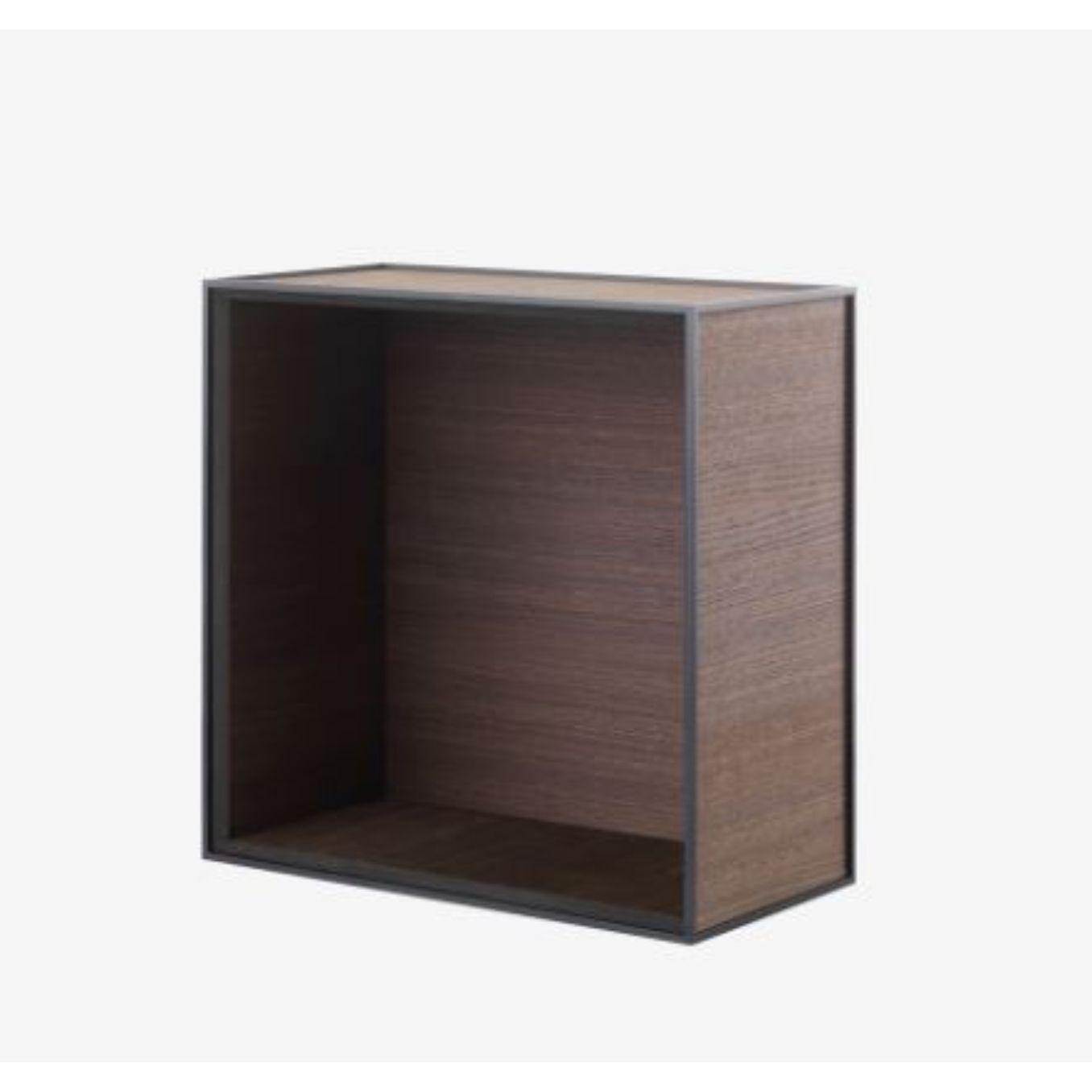 42 Smoked oak frame box by Lassen
Dimensions: D 42 x W 21 x H 42 cm 
Materials: Finér, Melamin, Melamin, Melamine, metal, veneer, oak
Also available in different colours and dimensions.
Weight: 10.5 Kg


By Lassen is a Danish design brand