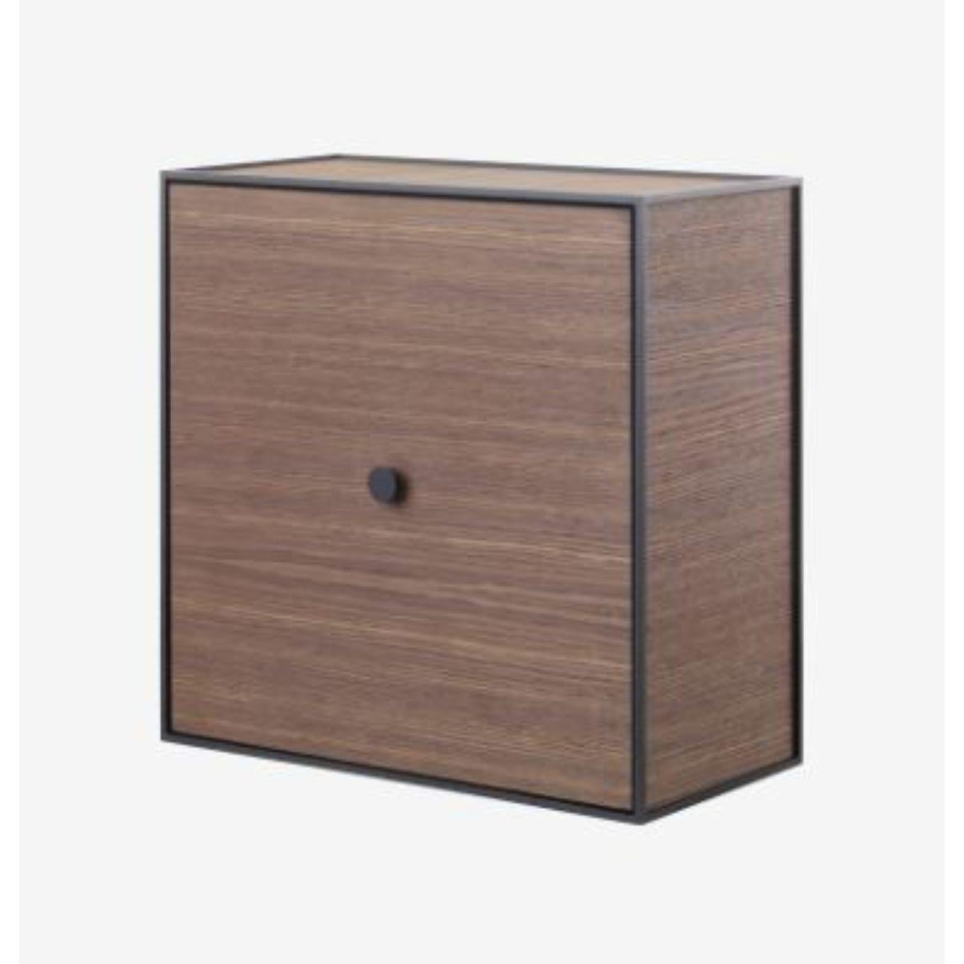 42 smoked oak frame box with door by Lassen
Dimensions: D 42 x W 21 x H 42 cm 
Materials: Finér, melamin, melamin, melamine, metal, veneer, oak
Also available in different colours and dimensions. 
Weight: 11.50 kg.

By Lassen is a Danish