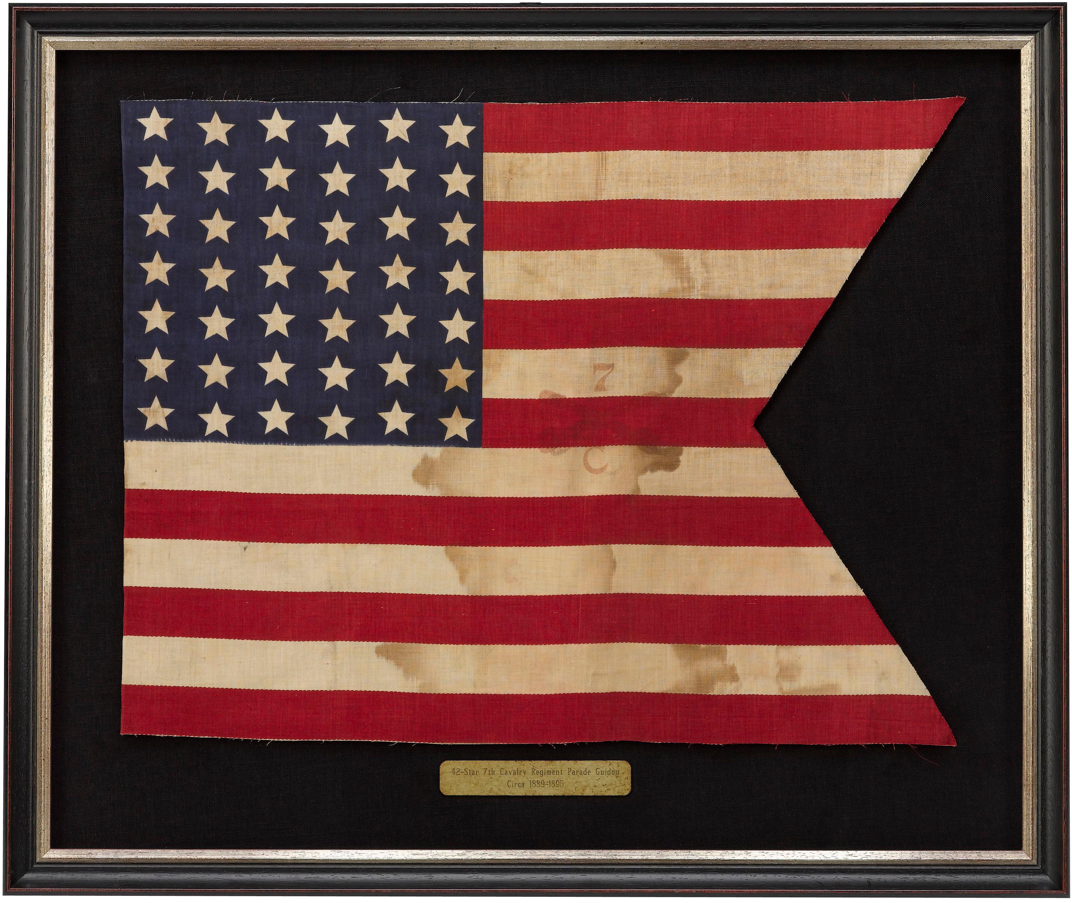 Le guidon de parade du 7e régiment de cavalerie à 42 étoiles, datant de 1889-1895, est présenté. Le guidon est imprimé en coton et recouvert au pochoir d'un 