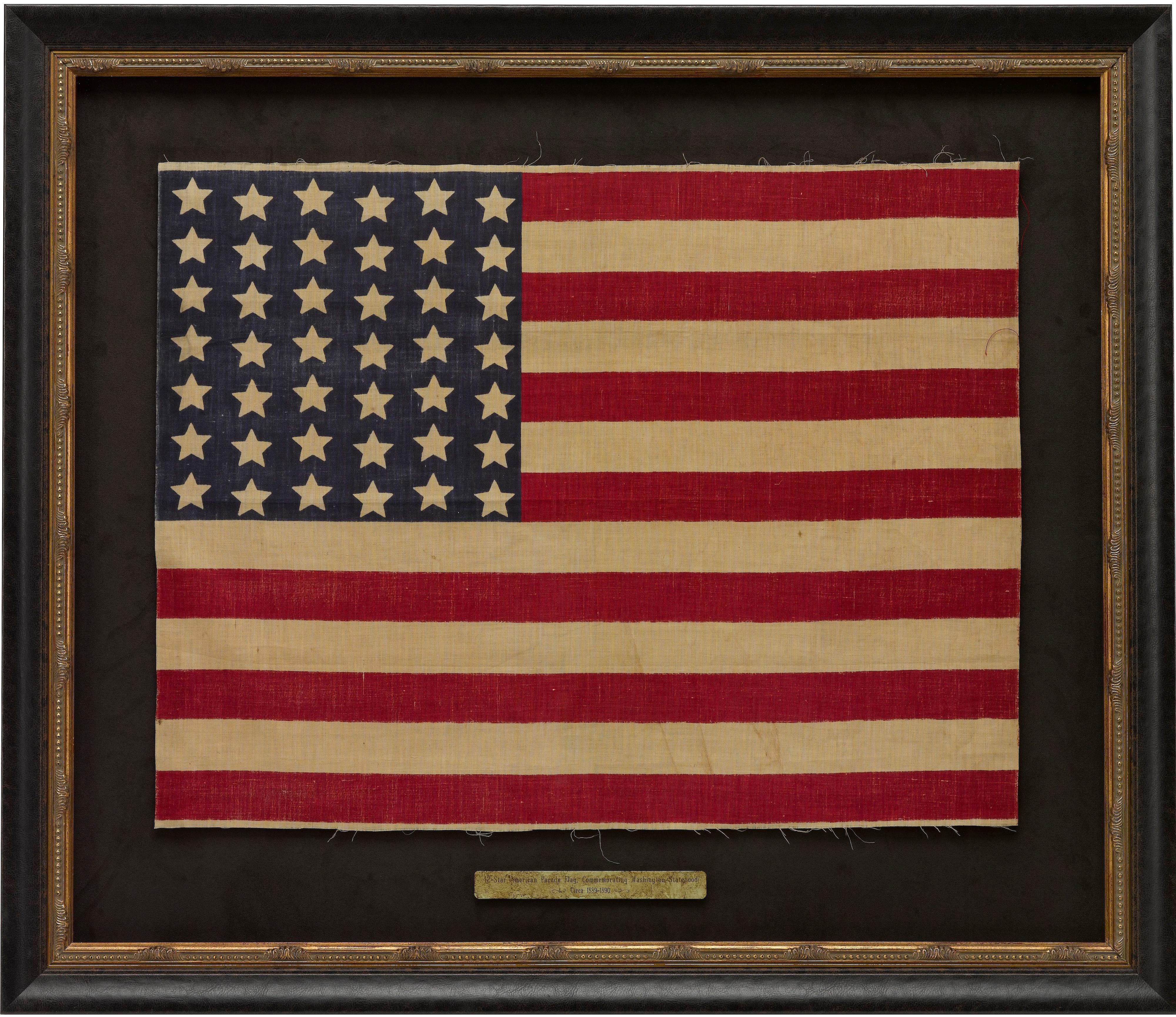 
Il s'agit d'un drapeau à 42 étoiles peu courant, qui commémore l'entrée de l'État de Washington dans l'Union. Le drapeau date de 1889-1890 et est imprimé sur du coton. Le canton se compose de sept rangées de six étoiles, empilées selon un motif