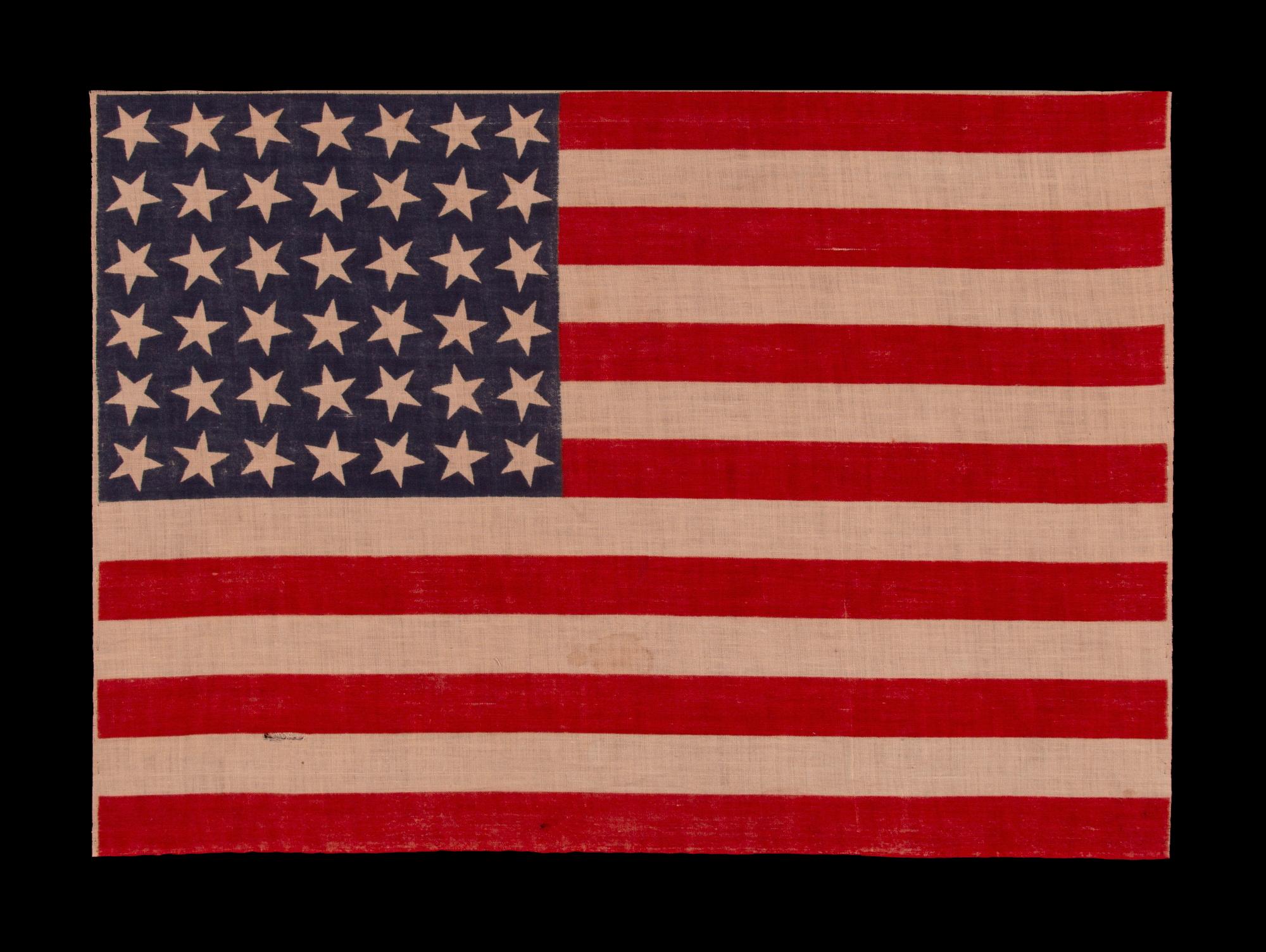 42 ETOILES SUR UN ANTIQUE DRAPEAU AMERICAIN AVEC POSITIONNEMENT DES ETOILES SCATTERES, REFLETE L'ADDITION DE L'ETAT DE WASHINGTON, DU MONTANA ET DES DAKOTAS, JAMAIS DE COMPTE D'ETOILES OFFICIEL, circa 1889-1890

Drapeau de parade à 42 étoiles,