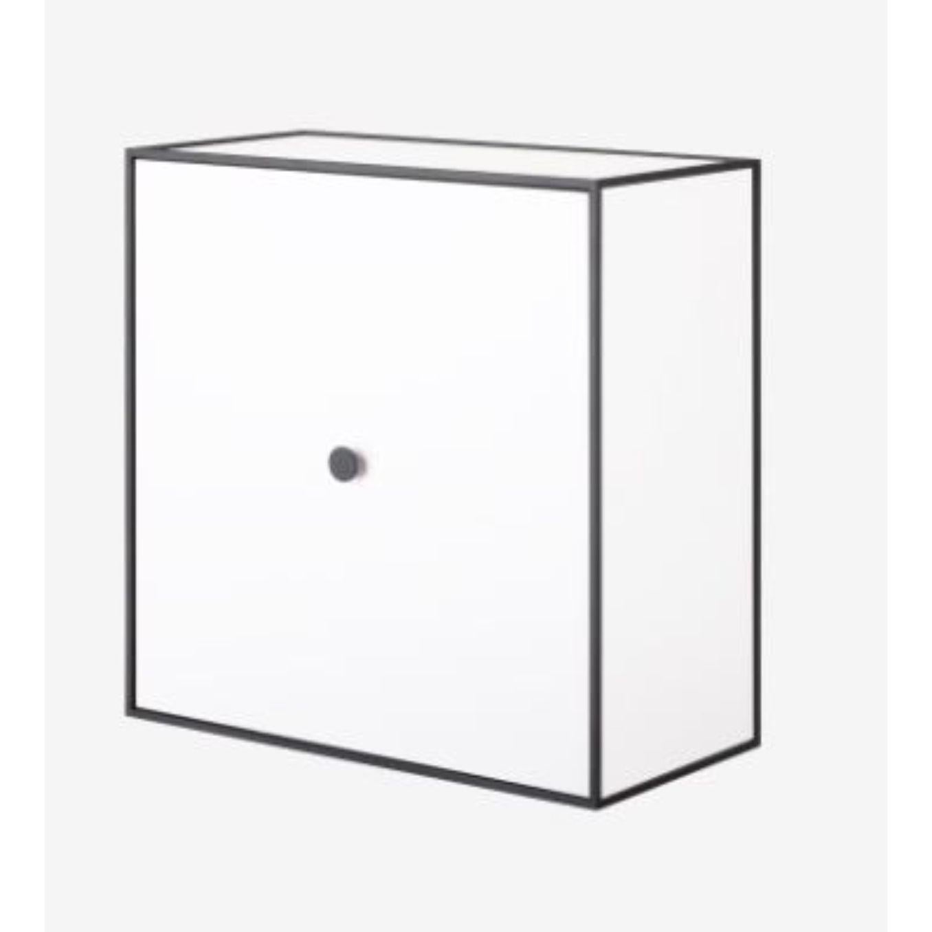 42 white frame box with door by Lassen.
Dimensions: D 42 x W 21 x H 42 cm.
Materials: Finér, Melamin, Melamin, Melamine, Metal, Veneer
Also available in different colours and dimensions.
Weight: 11.50 Kg.

By Lassen is a Danish design brand