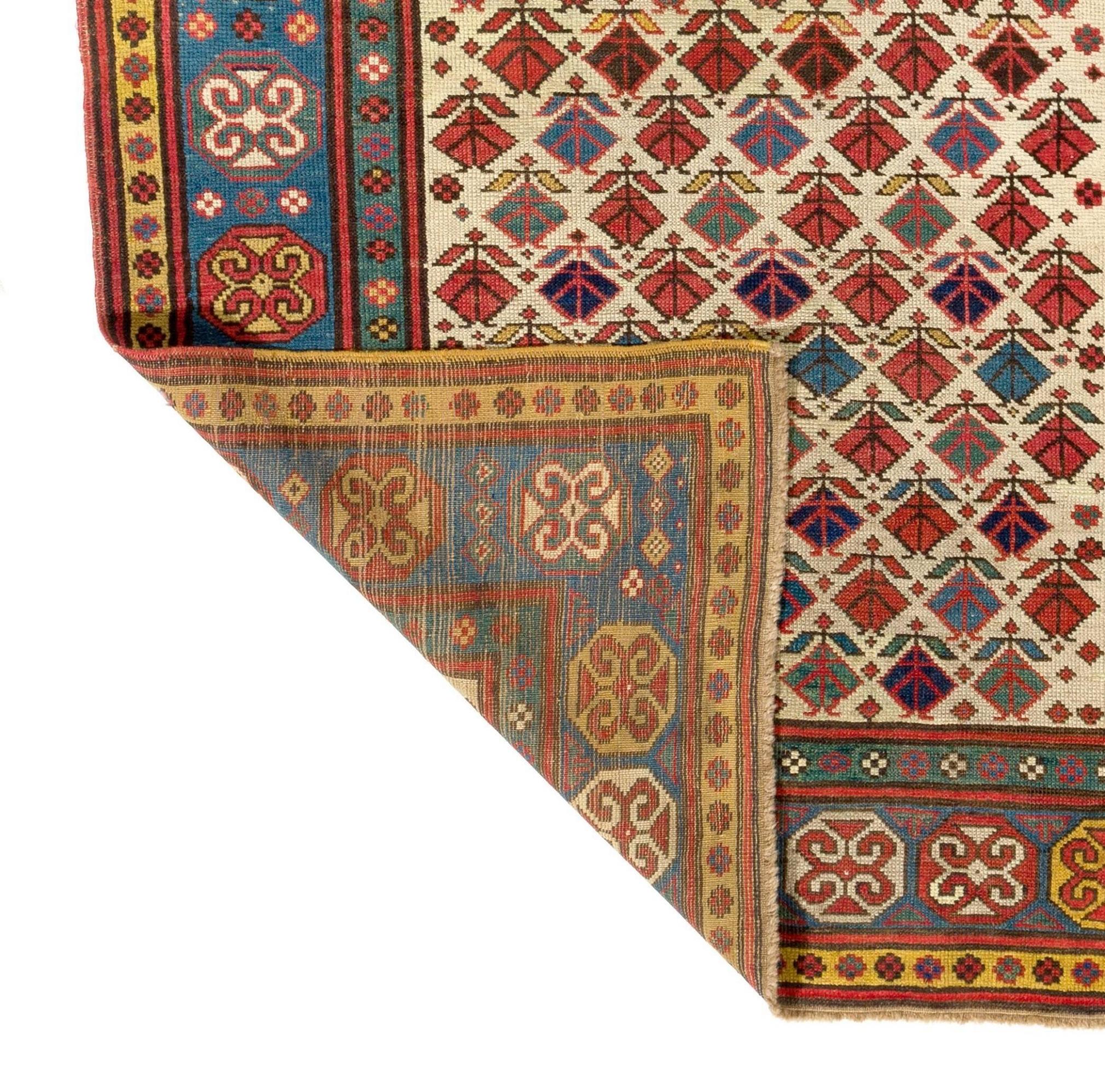 Un ancien tapis caucasien Kazak. Finement noué à la main avec un poil de laine moyen et régulier sur une base de laine. Très bon état d'origine. Robustes et aussi propres qu'un tapis neuf (lavés en profondeur par des professionnels). 
Taille : 4'2''