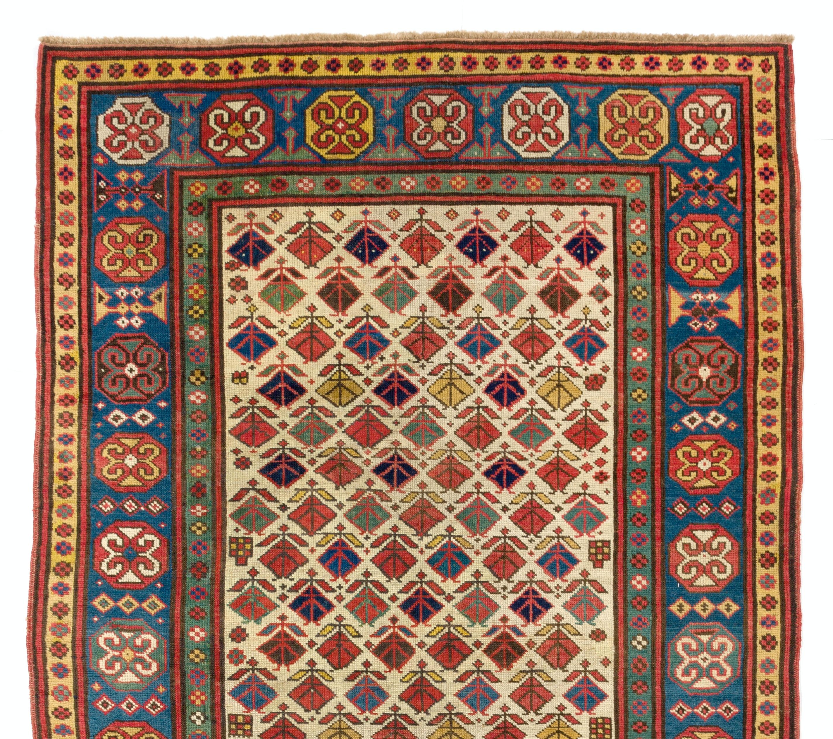 Kazakh 4'2''x7'7'' Tapis ancien en laine Kazak du Caucase à fond ivoire, circa 1875 en vente