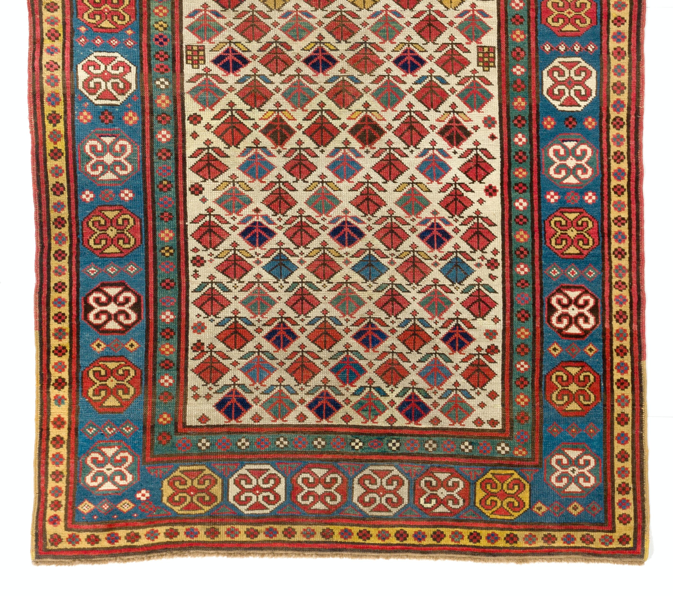 Caucasien 4'2''x7'7'' Tapis ancien en laine Kazak du Caucase à fond ivoire, circa 1875 en vente