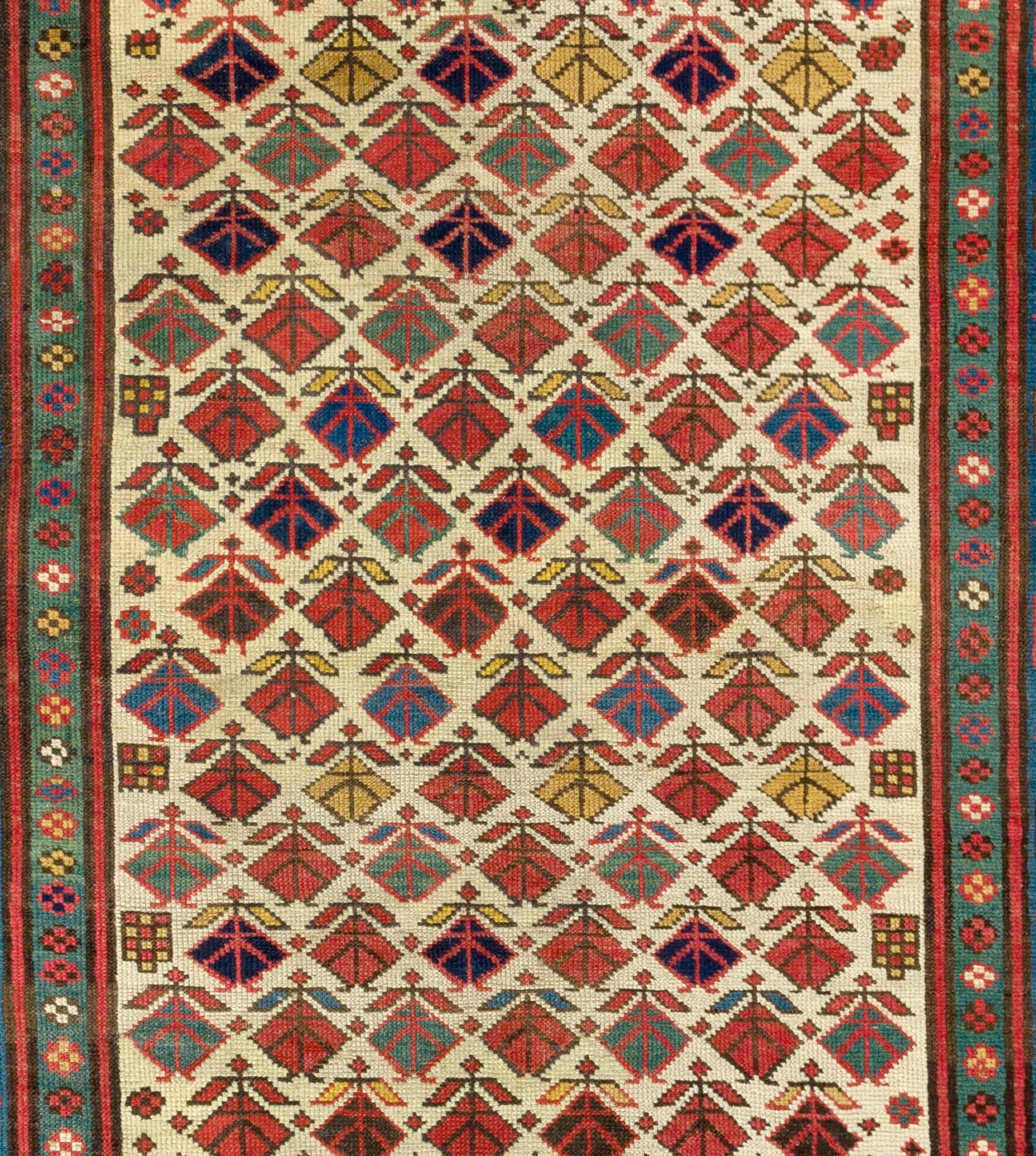 Noué à la main 4'2''x7'7'' Tapis ancien en laine Kazak du Caucase à fond ivoire, circa 1875 en vente