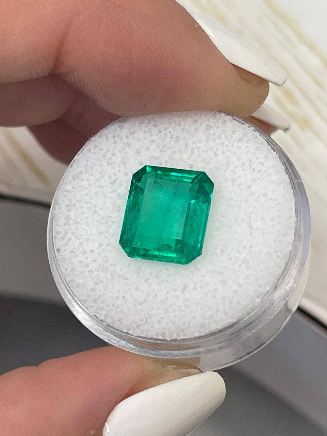 4.20 Carat 11x9 Vivid Muzo Green Colombian Emerald - Classic Emerald Cut May In New Condition For Sale In Jupiter, FL