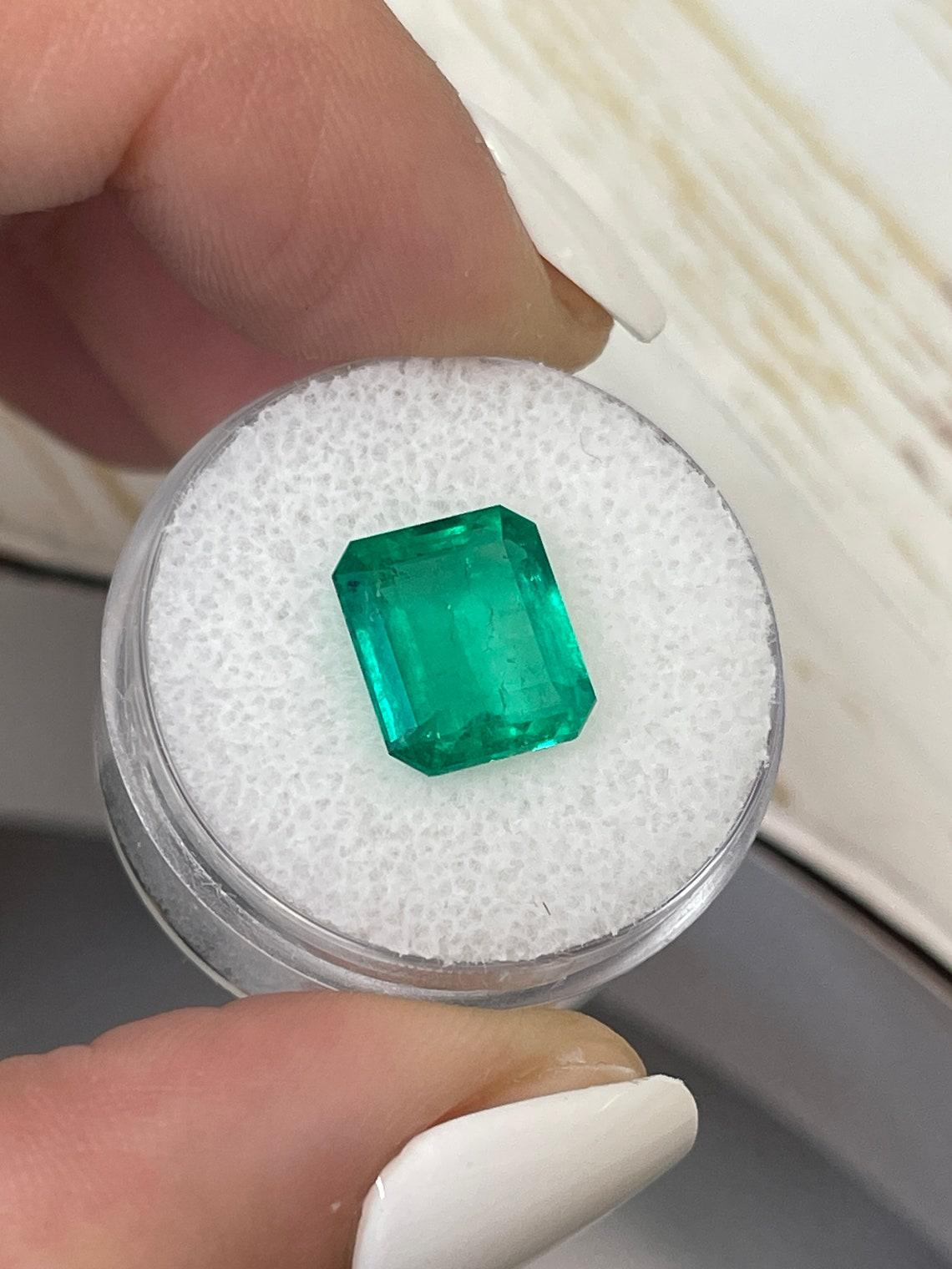 Women's 4.20 Carat 11x9 Vivid Muzo Green Colombian Emerald - Classic Emerald Cut May For Sale
