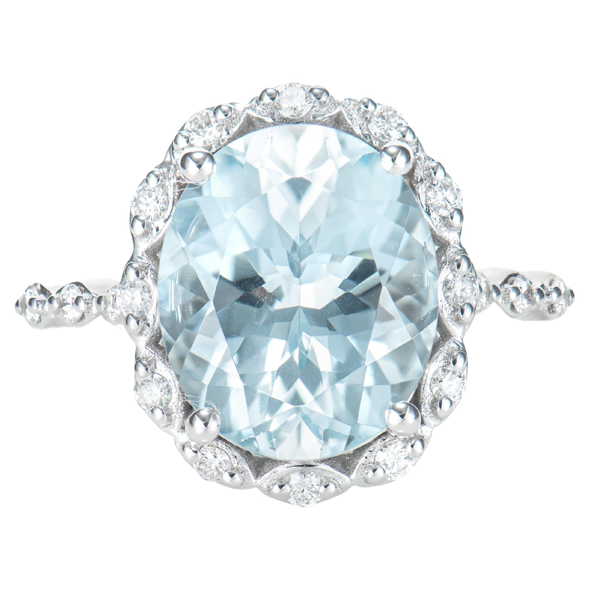 Eleganter Ring aus 18 Karat Weißgold mit 4,20 Karat Aquamarin und weißem Diamanten. im Angebot