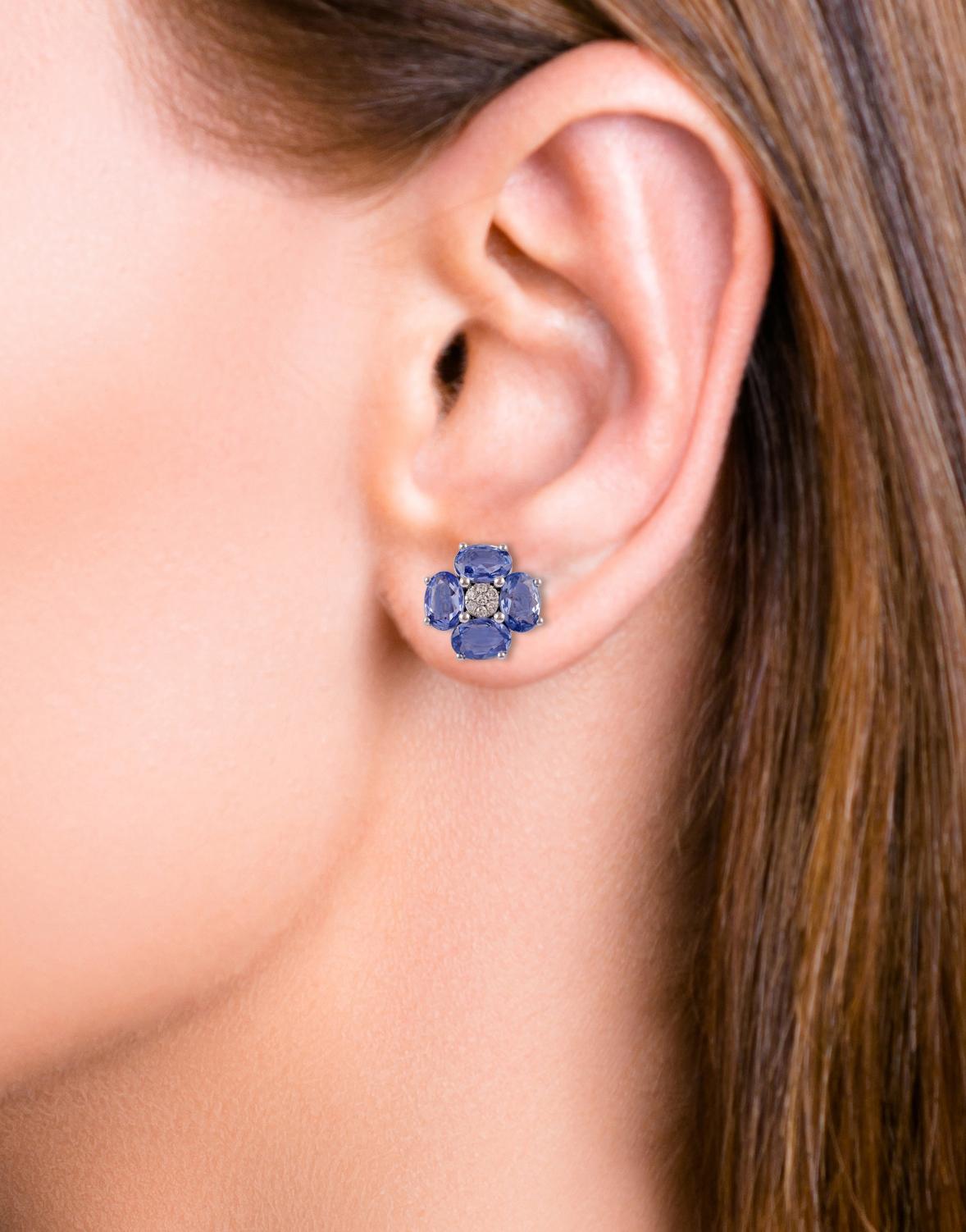 Taille ovale Clous d'oreilles en or blanc 18 carats avec saphir bleu de 4,20 carats et diamants en vente