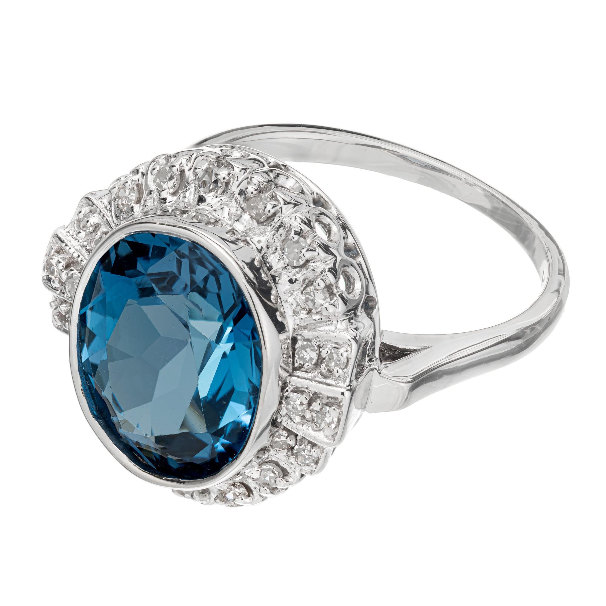 Ring aus Weißgold mit 4,20 Karat blauem Topas und Diamant Halo  (Ovalschliff) im Angebot