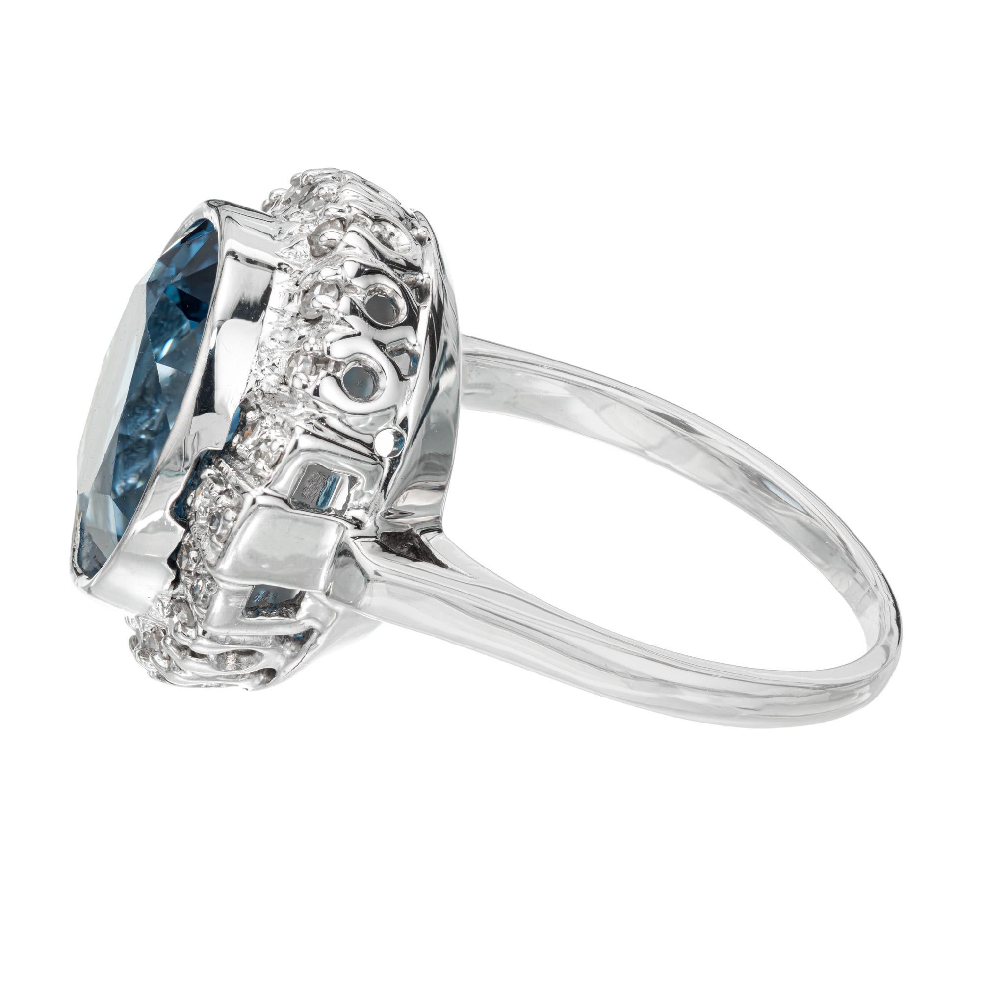 Ring aus Weißgold mit 4,20 Karat blauem Topas und Diamant Halo  im Zustand „Gut“ im Angebot in Stamford, CT