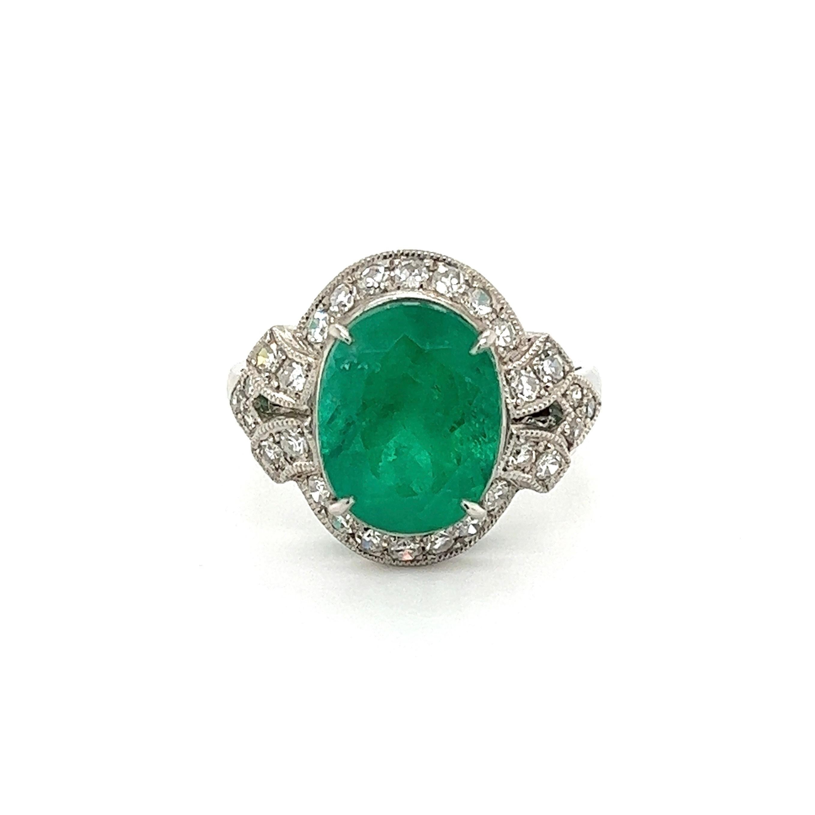 6.50 Carat Emerald and Diamond Art Deco Platinum Ring Estate Fine Jewelry In Excellent Condition For Sale In Montreal, QC