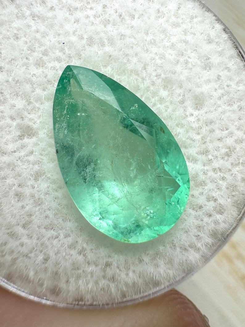 Stein: Smaragd
Gewicht: 4,20 Karat
Form: Birnenschliff
Klarheit: Transparent
Glanz: Gut
Farbe: Hellgrün
Abmessungen: 14,21 mm x 8,89 mm x 5,85 mm
Geografische Herkunft: Kolumbien
Behandlung: Natürlich, Ölen

Bemerkungen: Aufgrund der