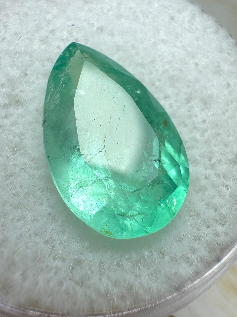 4.20 Karat Hellgrüner kolumbianischer Smaragd im Birnenschliff - Tropfenschliff Mai Geburtsstein (Moderne) im Angebot