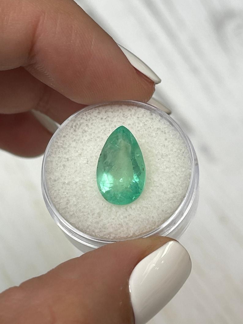 4.20 Karat Hellgrüner kolumbianischer Smaragd im Birnenschliff - Tropfenschliff Mai Geburtsstein im Zustand „Neu“ im Angebot in Jupiter, FL