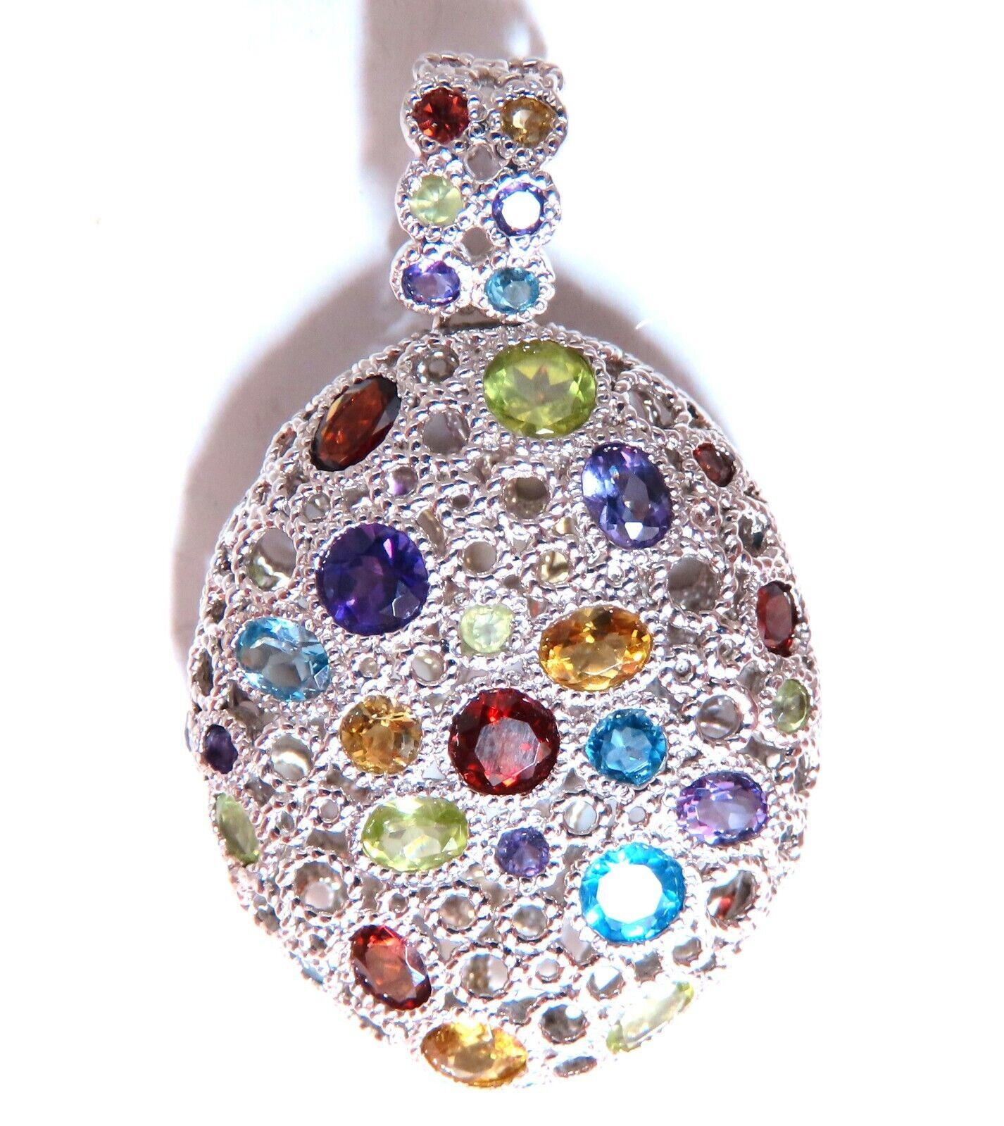 Eiförmiger Anhänger mit verschiedenen natürlichen Edelsteinen.


Amethyst, Citrin, Blautopas, Granat und Peridot


Gesamtgewicht 4,20 Karat.

Runde Schnitte.

Maße 38x24mm

Tiefe 7mm

14 Karat Weißgold  8 Gramm
