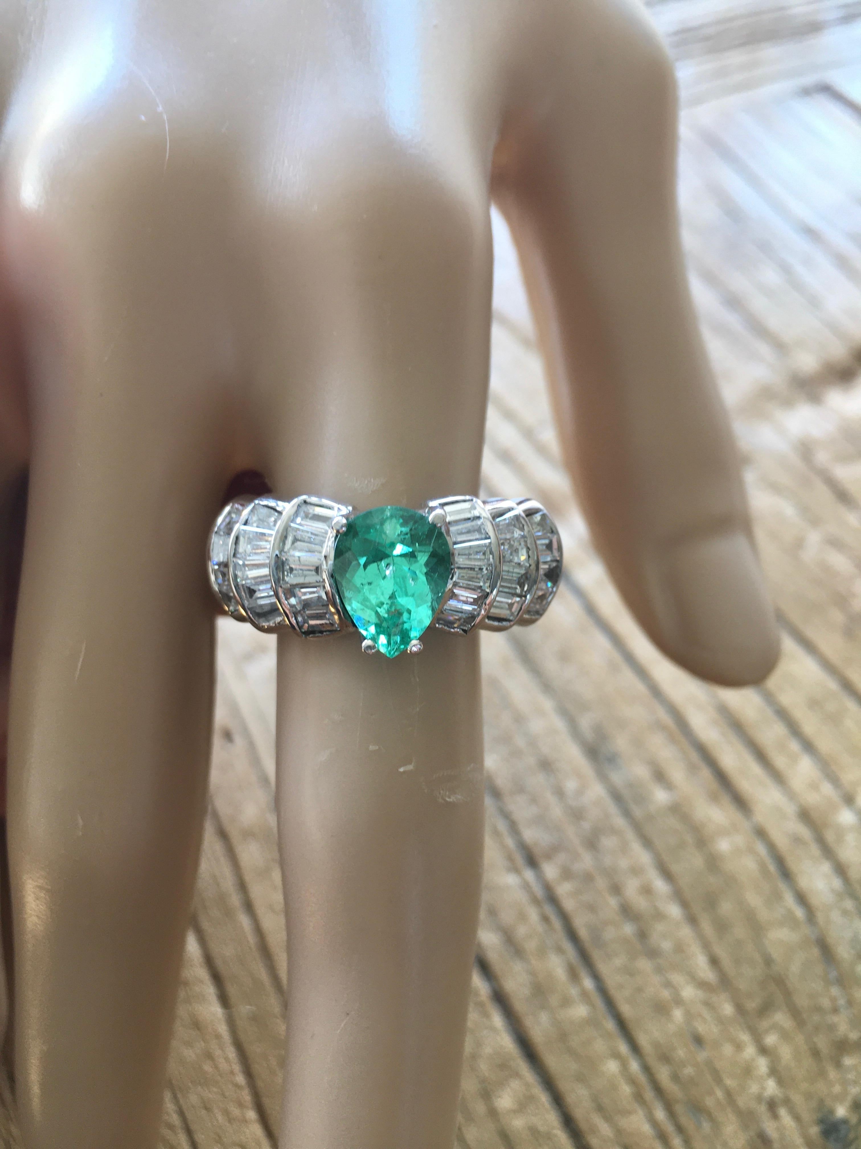 Contemporary 4.20 Carat Natural Colombian Emerald Diamond Estate Ring 14 Karat For Sale