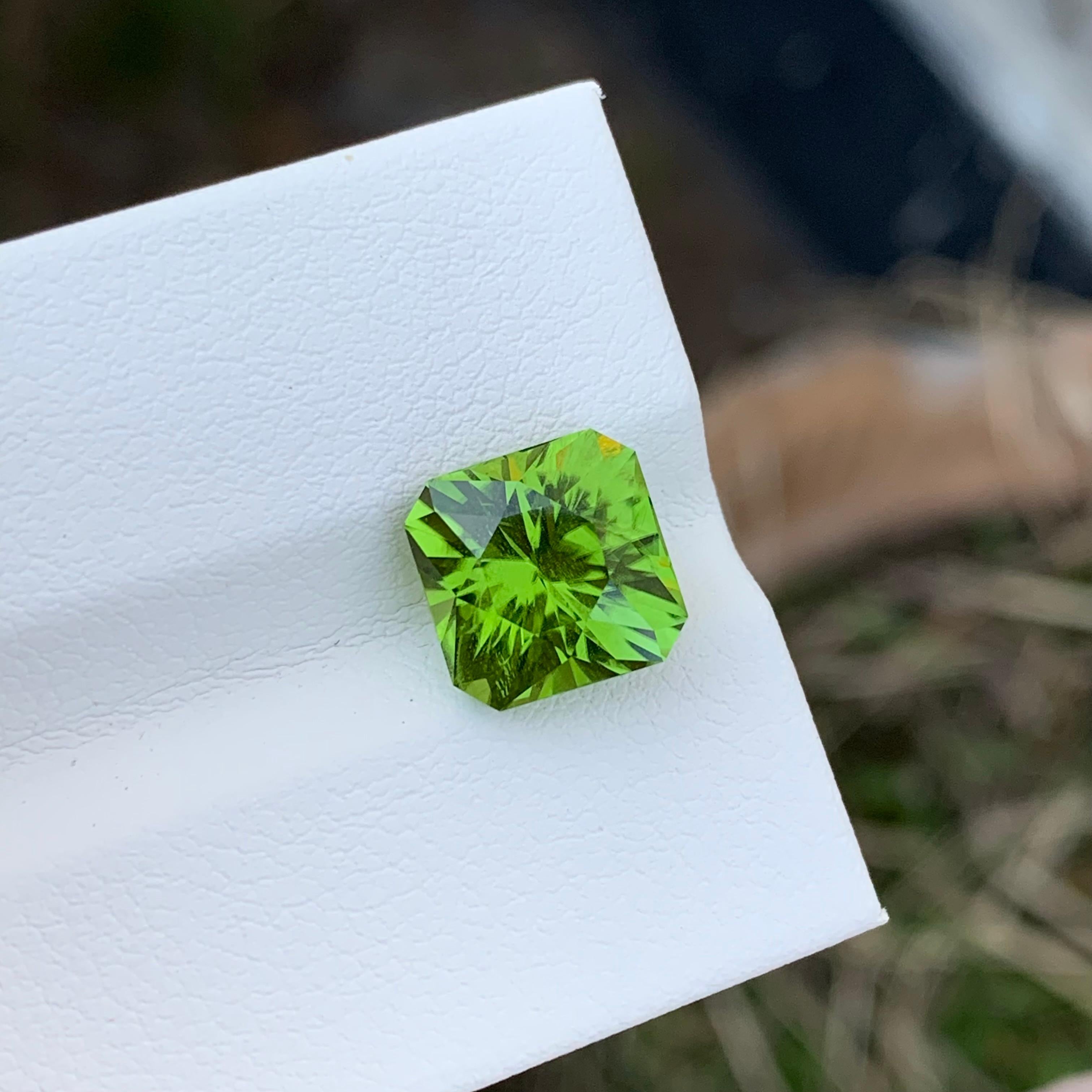 4.20 Carat Natural Loose Apple Green Peridot Perfect Square Shape Gem For Ring  In New Condition For Sale In Peshawar, PK