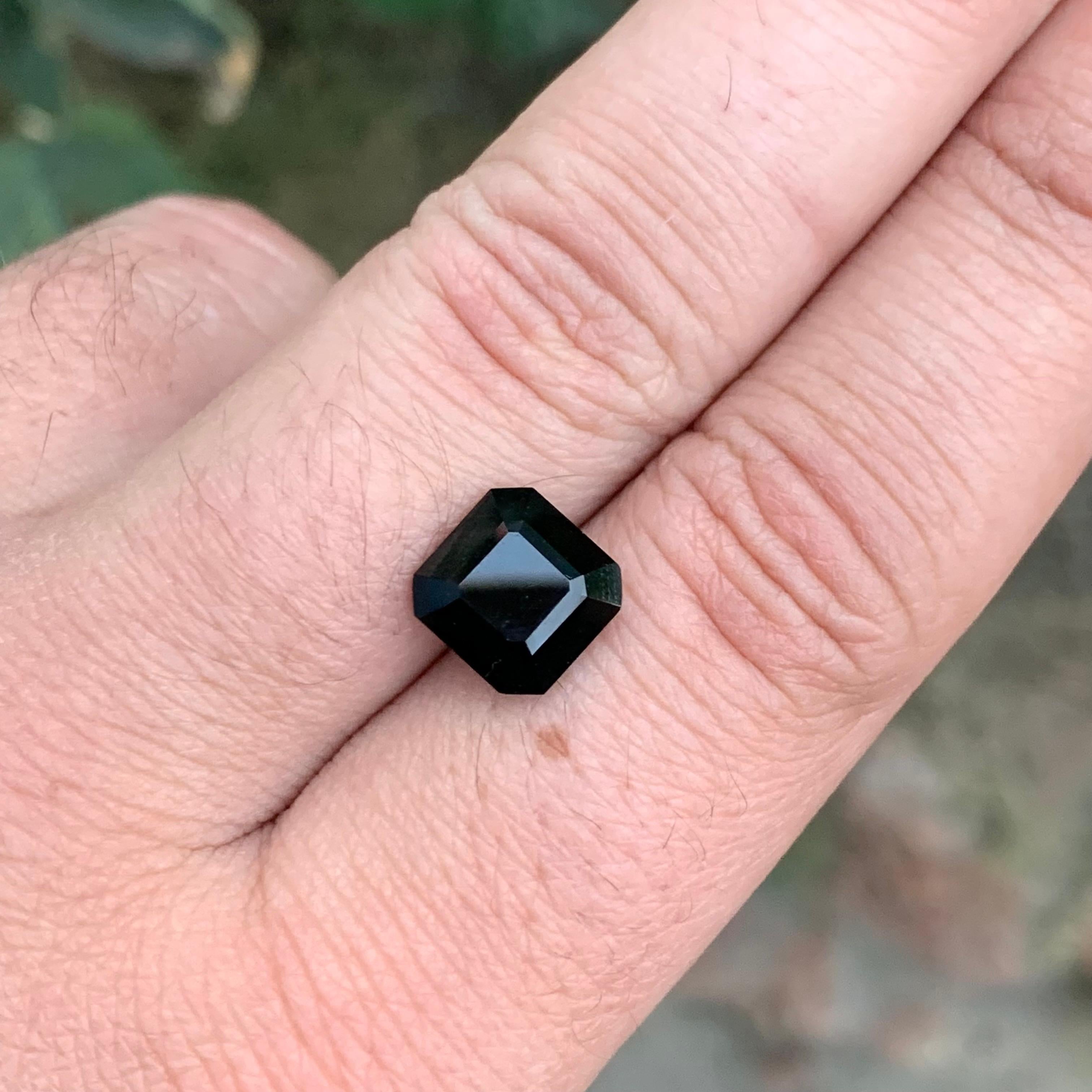 Turmalina negra suelta 

Peso: 4,20 quilates 
Dimensiones: 9,5 x 9,3 x 6,2 mm 
Tratamiento: Ninguno 
Certificado: A petición 
Origen: Afganistán 

La turmalina negra es una poderosa piedra protectora conocida por su capacidad para absorber la