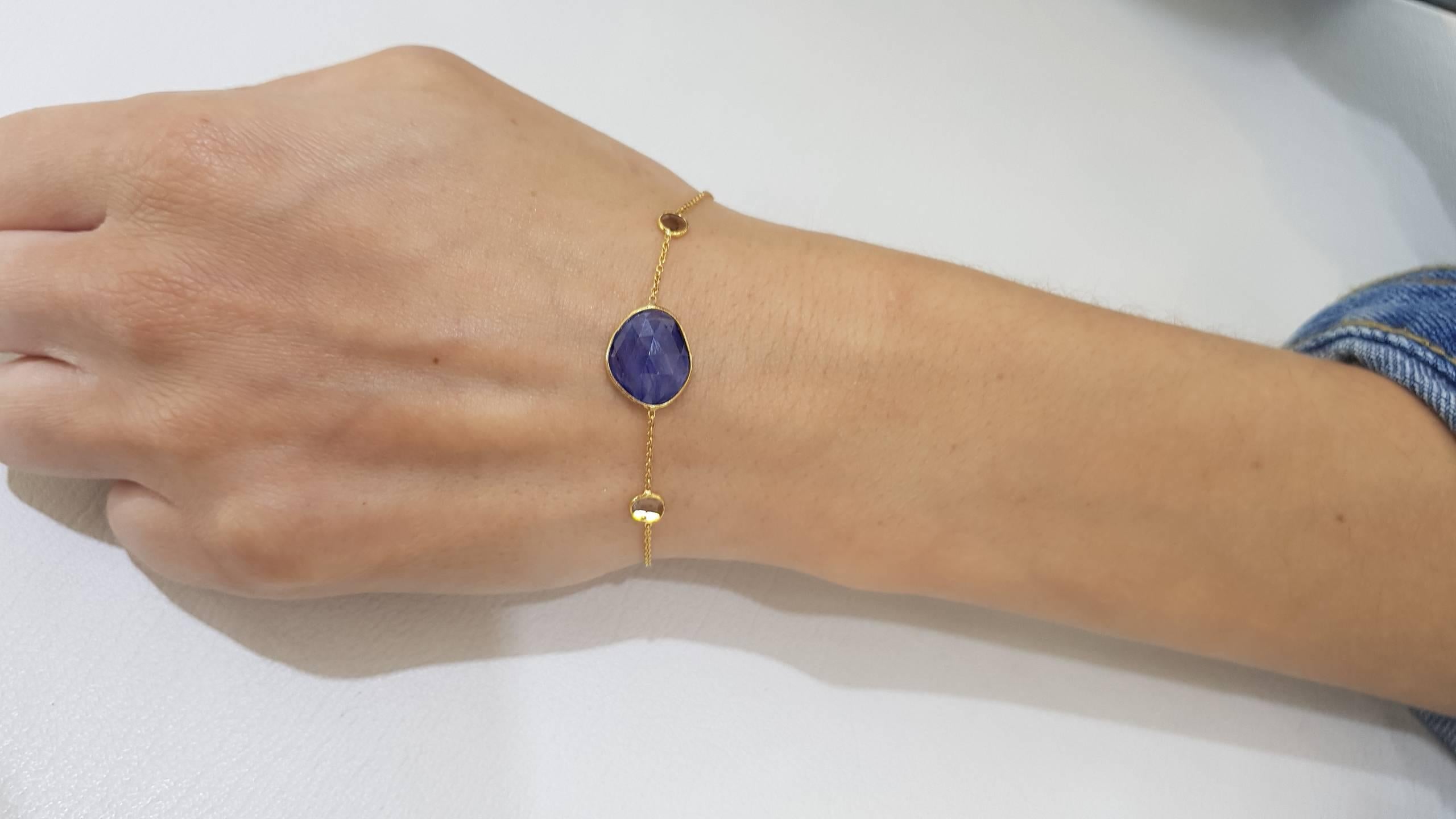 Contemporary 4.20 Carat Rose Cut Blue Sapphire Diamond 18 Karat Yellow Gold Artisan Bracelet For Sale
