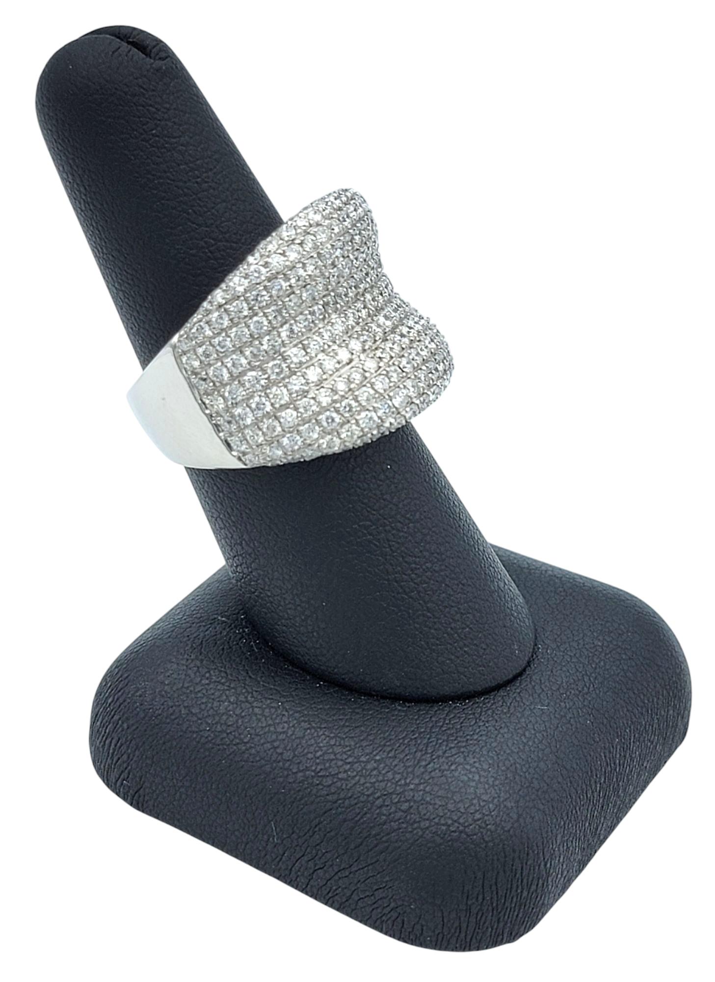 4,20 Karat insgesamt Pavé-Diamant breiter konkaver Bandring aus 18 Karat Weißgold im Angebot 6