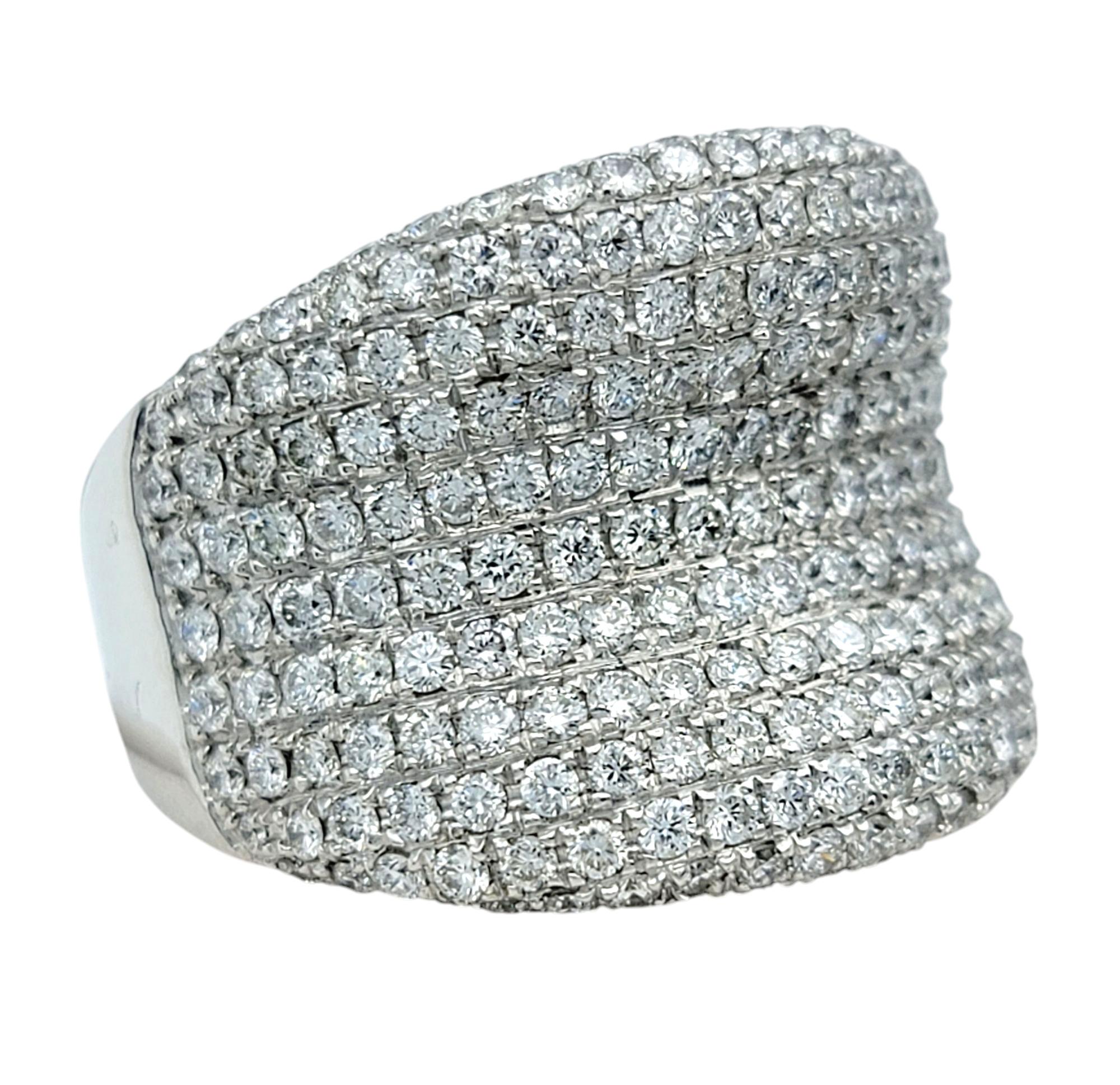 Ringgröße:  8

Setzen Sie mit diesem atemberaubenden Diamantpavé-Ring, einem Meisterwerk an Brillanz und Raffinesse, ein markantes Zeichen. Dieses breite, konkave Band ist mit ca. 4,20 Karat Diamanten im Brillantschliff besetzt und strahlt aus jedem