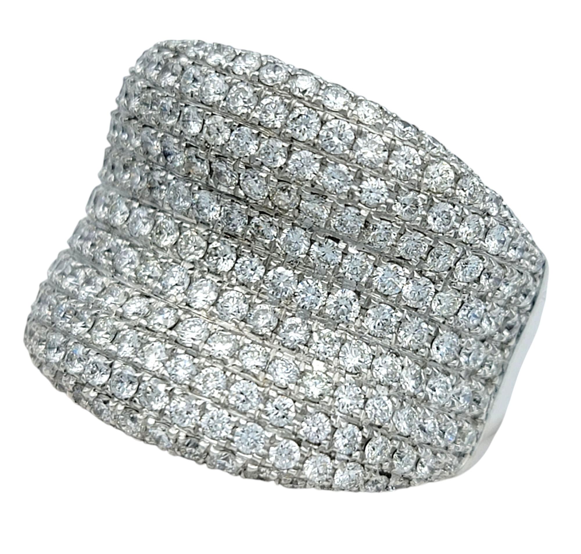 4,20 Karat insgesamt Pavé-Diamant breiter konkaver Bandring aus 18 Karat Weißgold (Zeitgenössisch) im Angebot