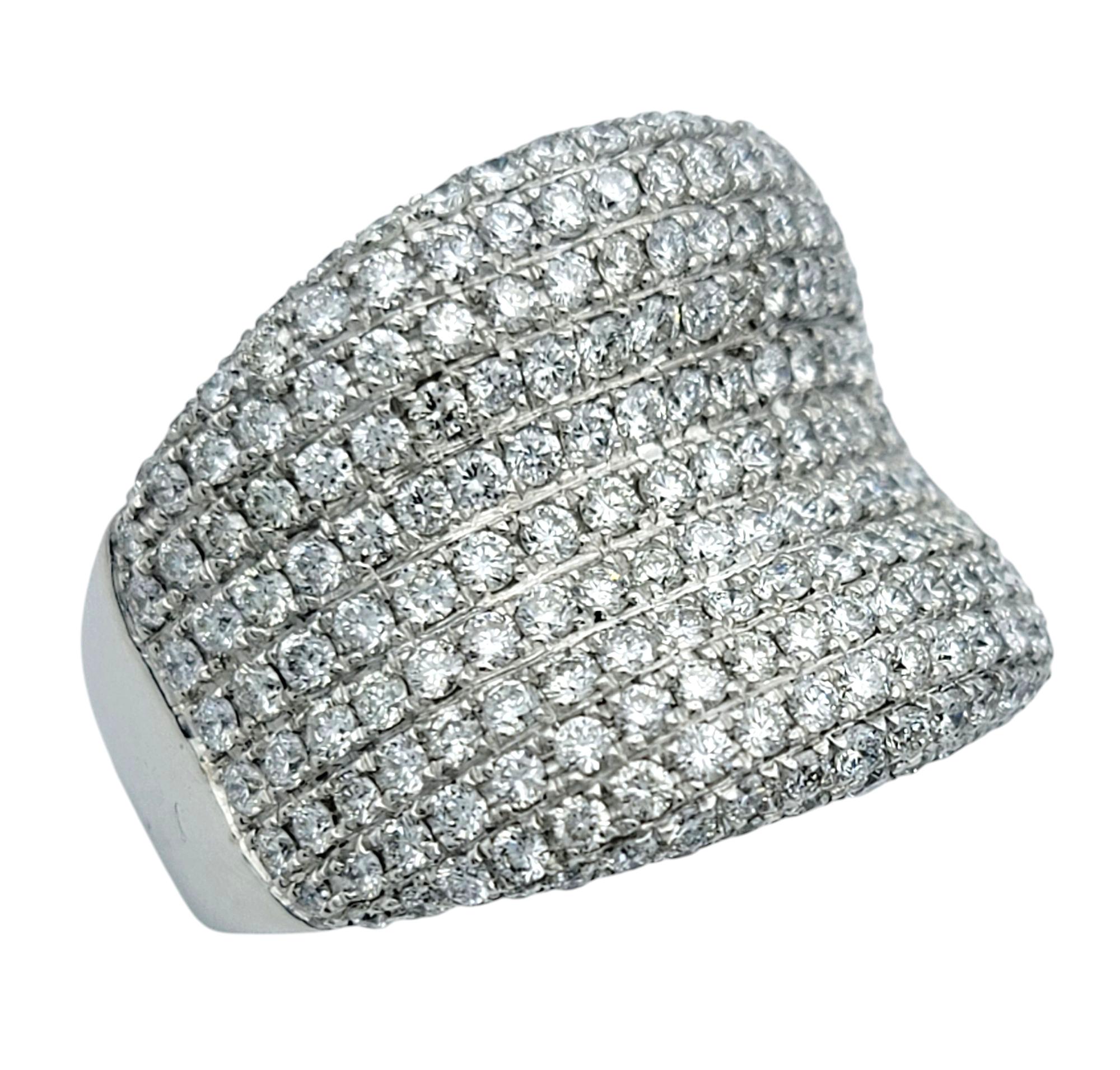 4,20 Karat insgesamt Pavé-Diamant breiter konkaver Bandring aus 18 Karat Weißgold (Rundschliff) im Angebot