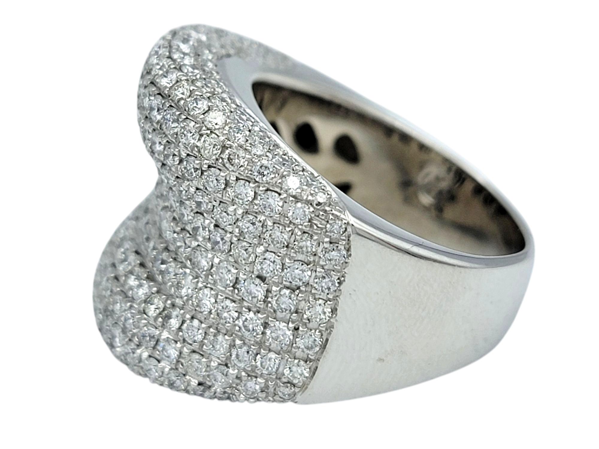 4,20 Karat insgesamt Pavé-Diamant breiter konkaver Bandring aus 18 Karat Weißgold im Zustand „Gut“ im Angebot in Scottsdale, AZ