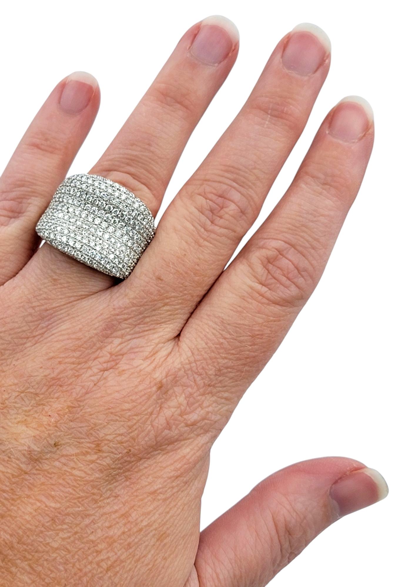 4,20 Karat insgesamt Pavé-Diamant breiter konkaver Bandring aus 18 Karat Weißgold im Angebot 2