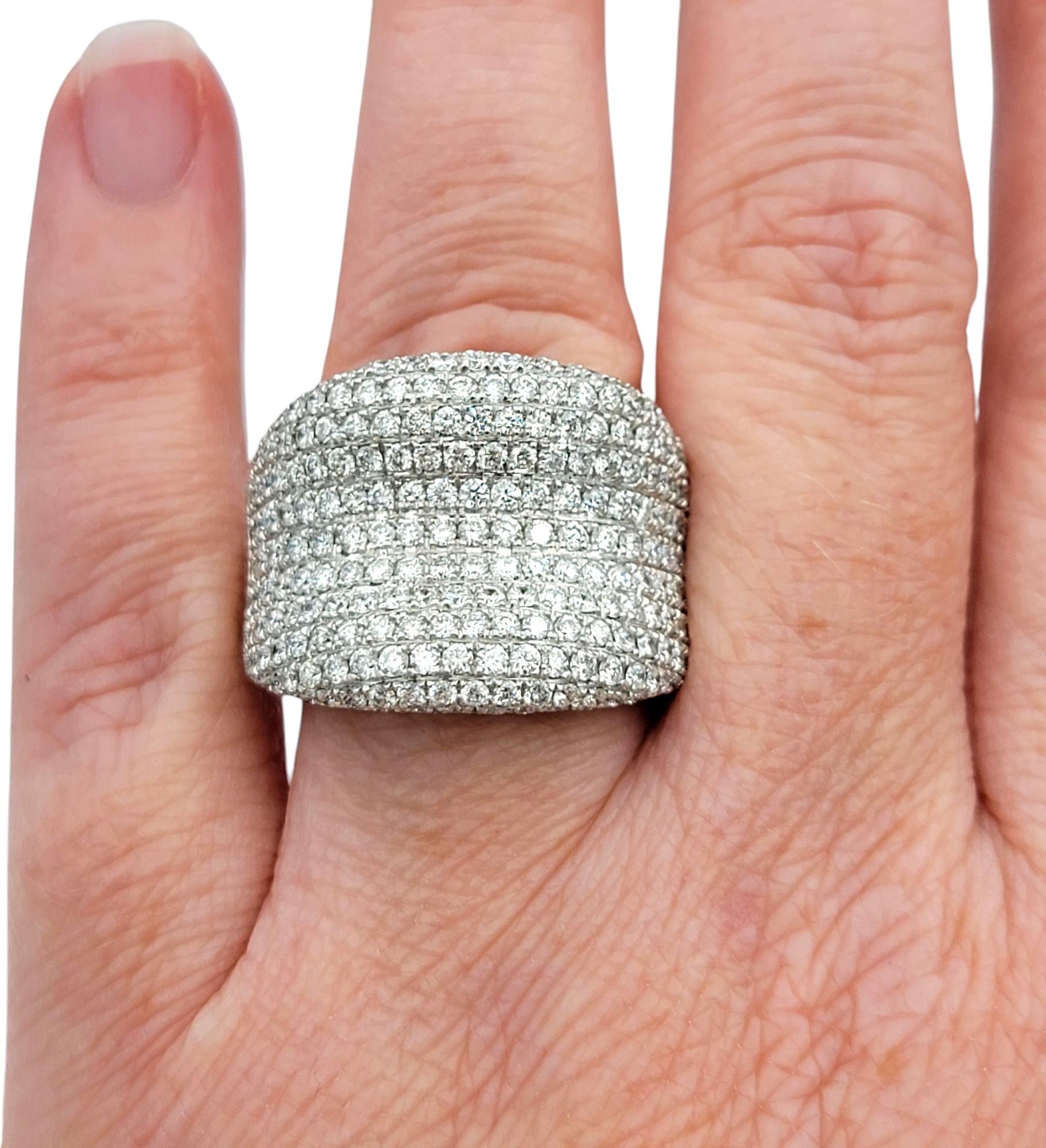 4,20 Karat insgesamt Pavé-Diamant breiter konkaver Bandring aus 18 Karat Weißgold im Angebot 3