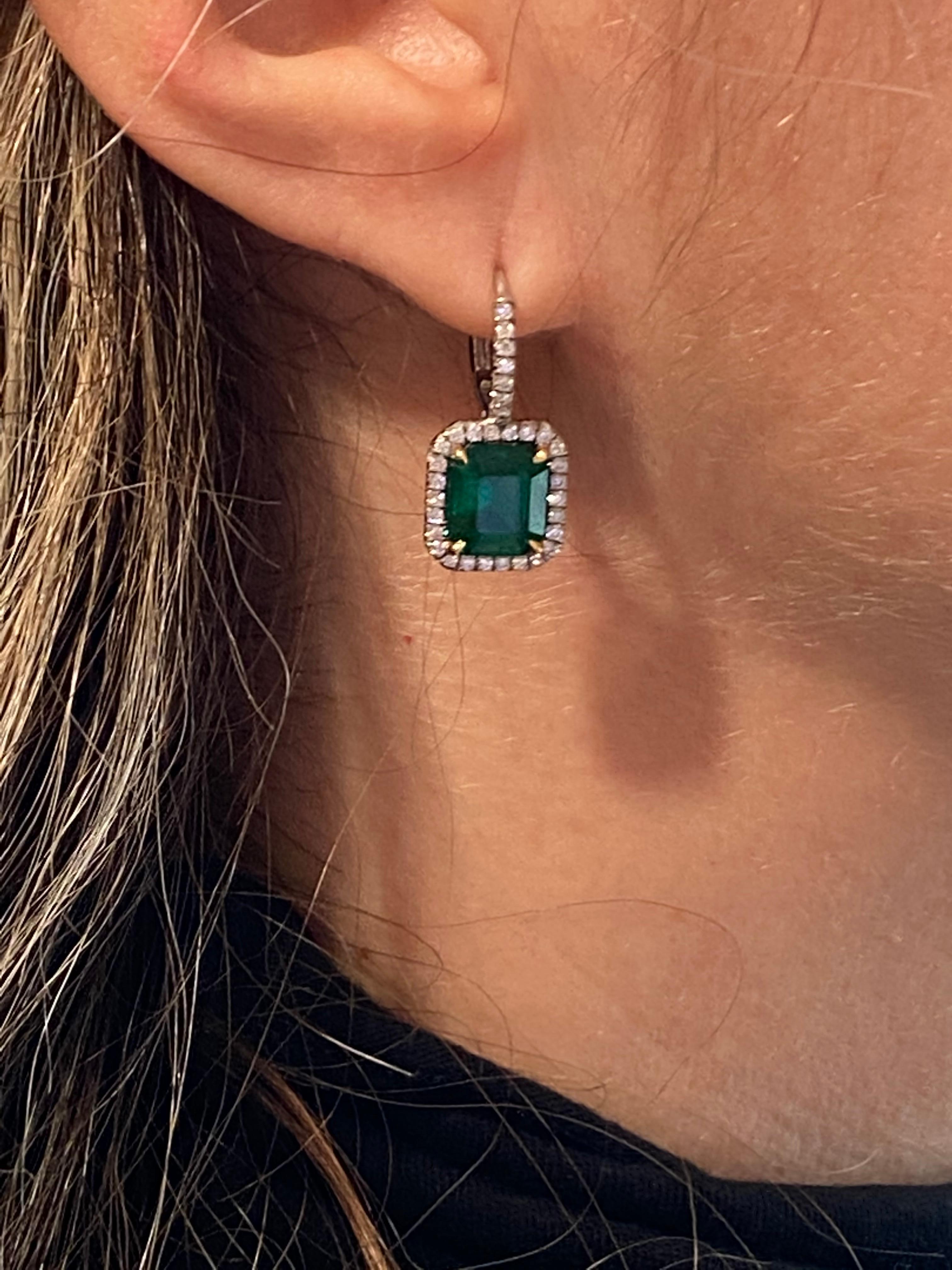 Orecchini in platino con smeraldo e diamante aureolato da 4,20 carati di peso totale in vendita 3