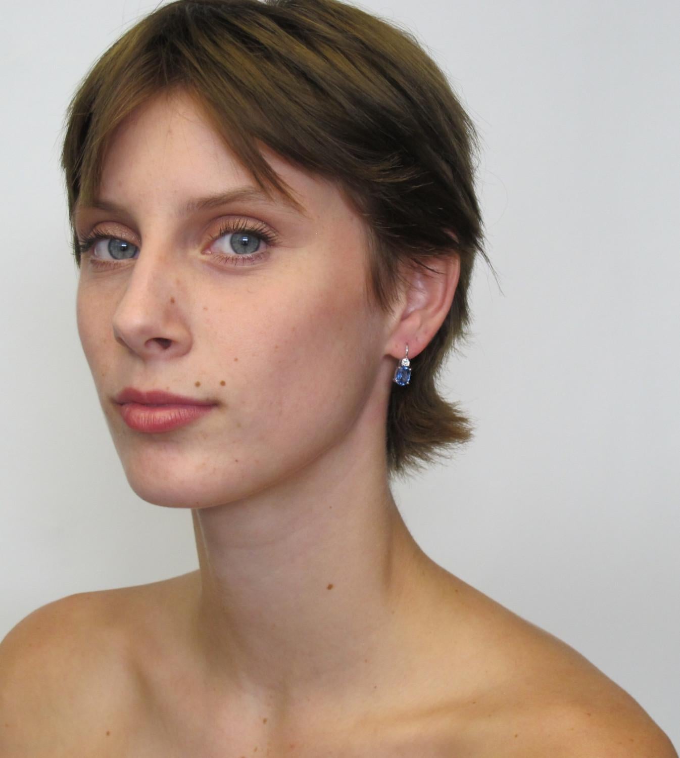 4.20 Carat Cornflower Blue Sapphire and Diamond 18 Karat Gold Leverback Earrings In New Condition In Los Angeles, CA