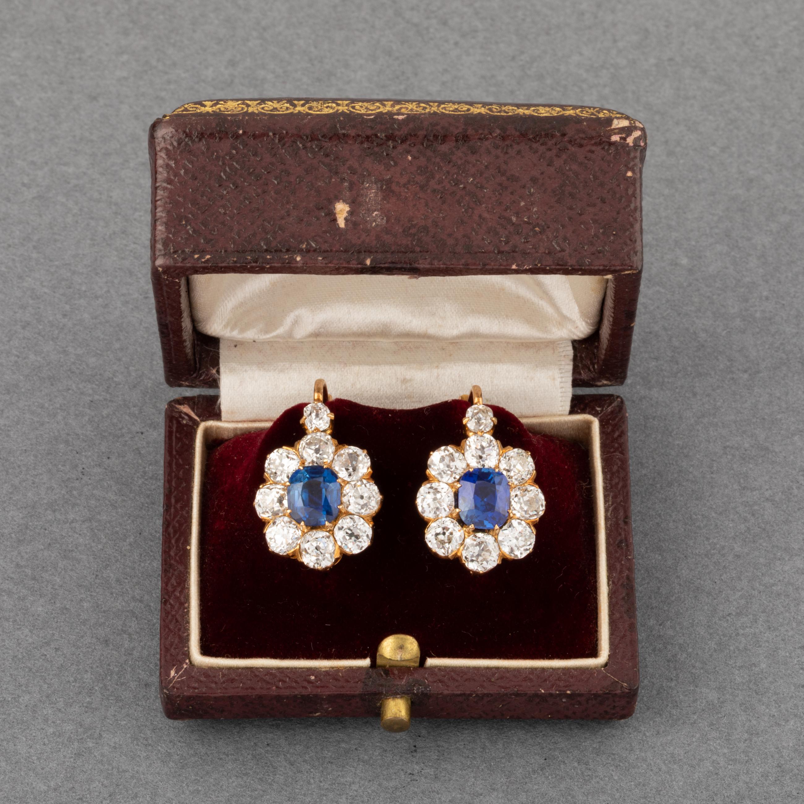 One very beautiful pair of antique French earrings, made circa 1890.

Made in yellow gold 18k. French antique hallmark for patent (CSGD).

The diamonds are quality Old European cut diamonds.

2.10 carats of diamonds per earrings, the diamonds