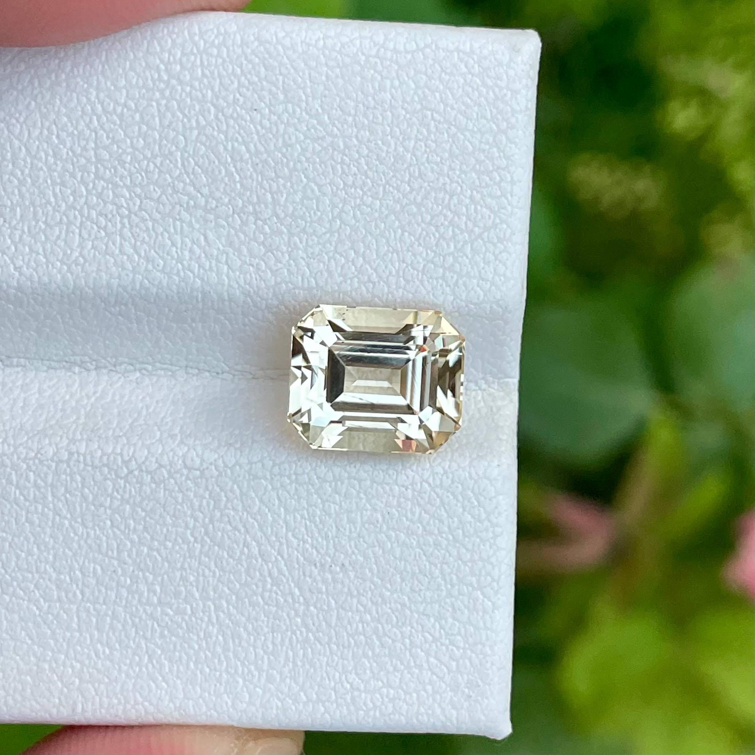 4.20 Carats Light Yellow Loose Scapolite Stone Emerald Cut Pakistan Gemstone In New Condition For Sale In Bangkok, TH