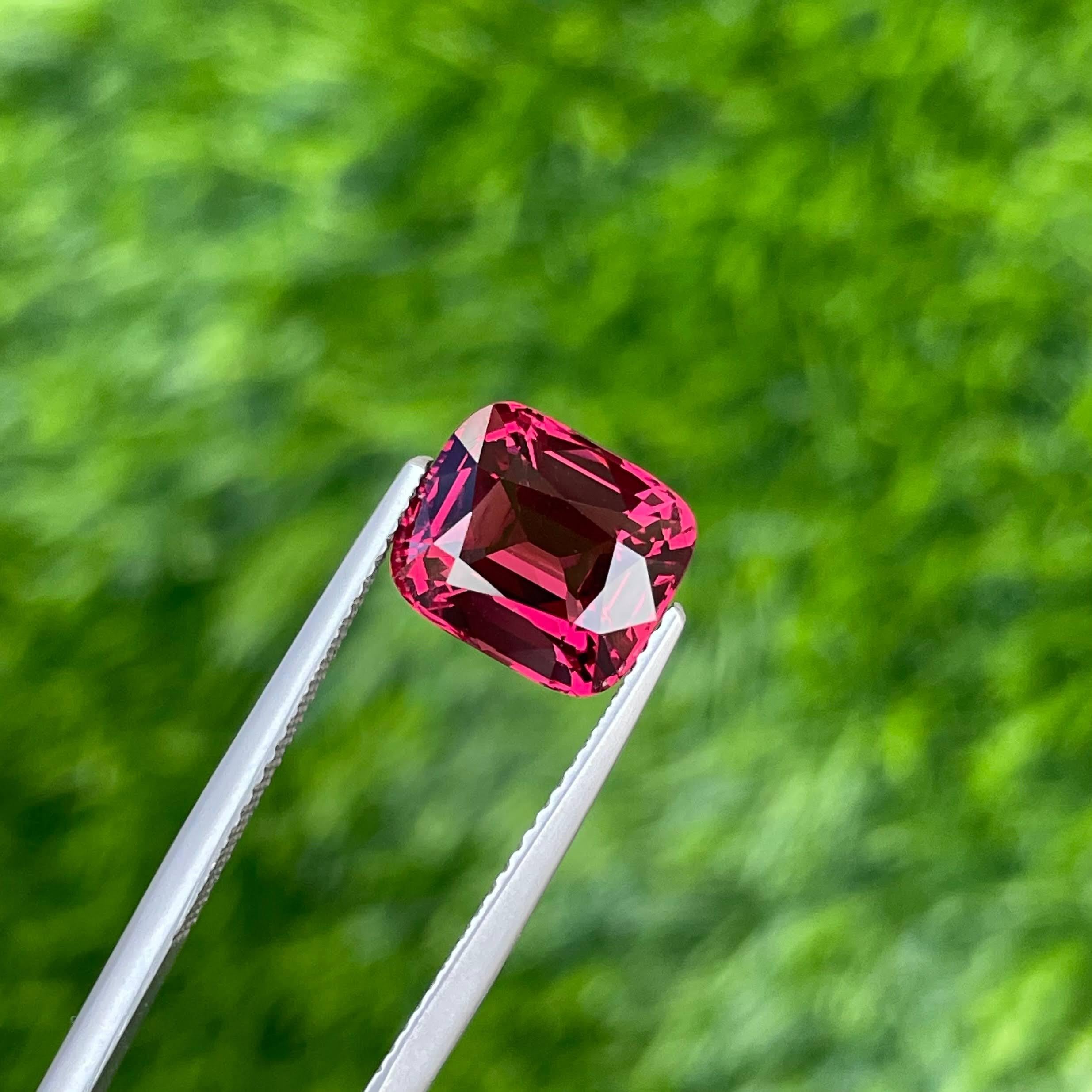 4,20 carati di granato rosa violaceo taglio a cuscino Gemma della Tanzania in vendita 1