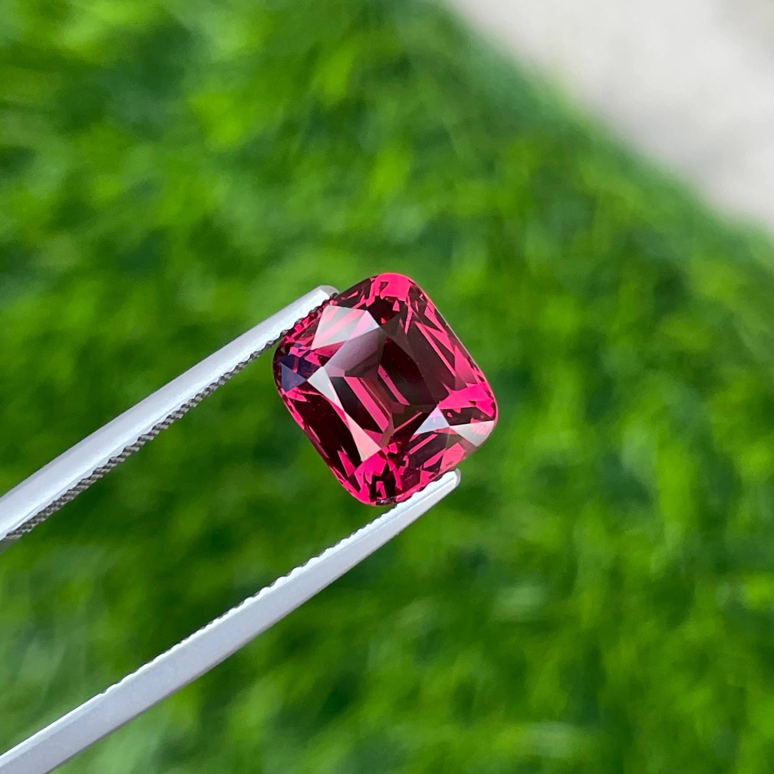 4,20 carati di granato rosa violaceo taglio a cuscino Gemma della Tanzania in vendita 3
