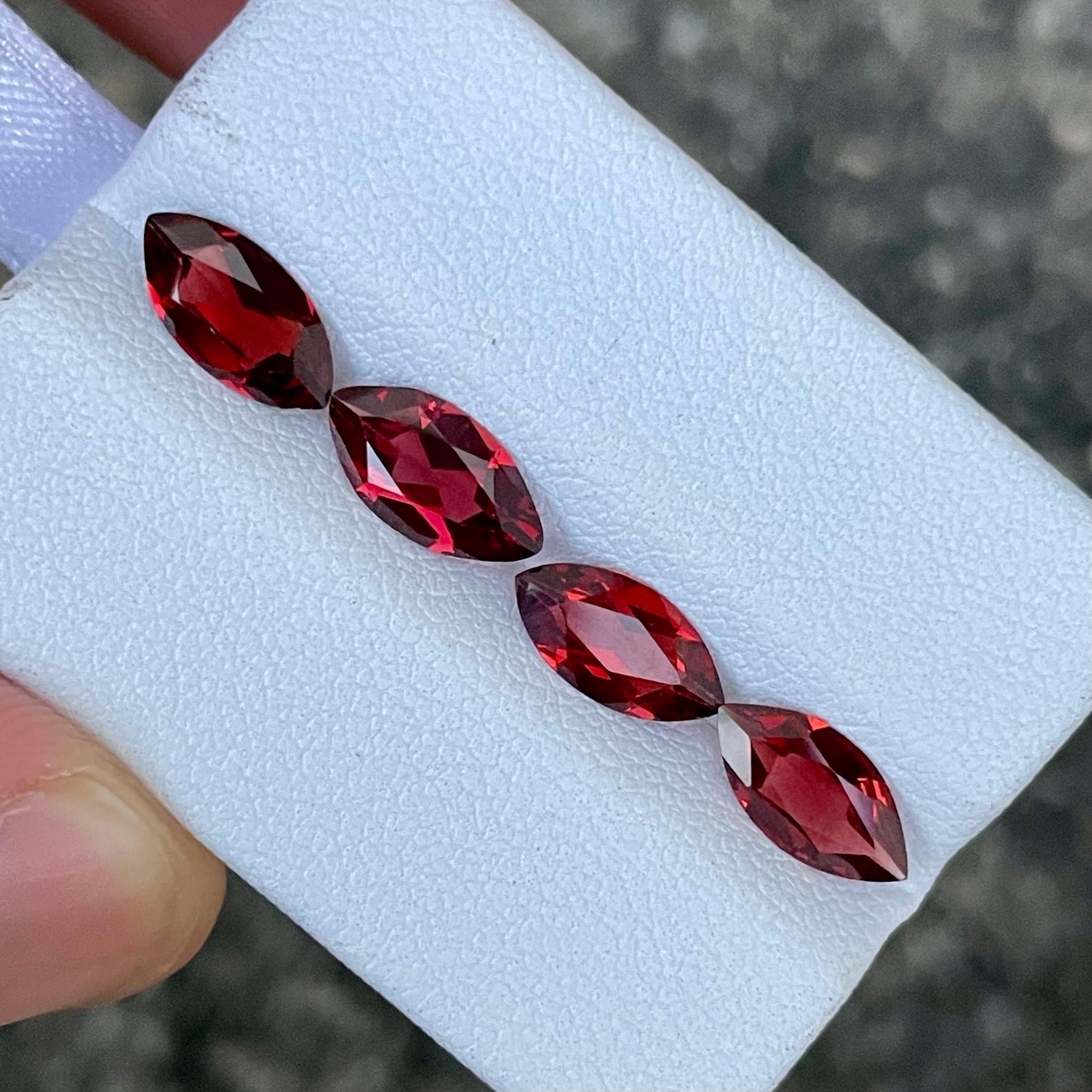 Peso 4,20 quilates 
Dimensiones 10,1x5,1x2,8 mm
Tratamiento ninguno 
Origen África 
Claridad VSS



Este exquisito conjunto de 4 piezas de Granates Rojos de Rodolita presenta un notable peso total de 4,20 quilates, tallados con maestría en elegantes