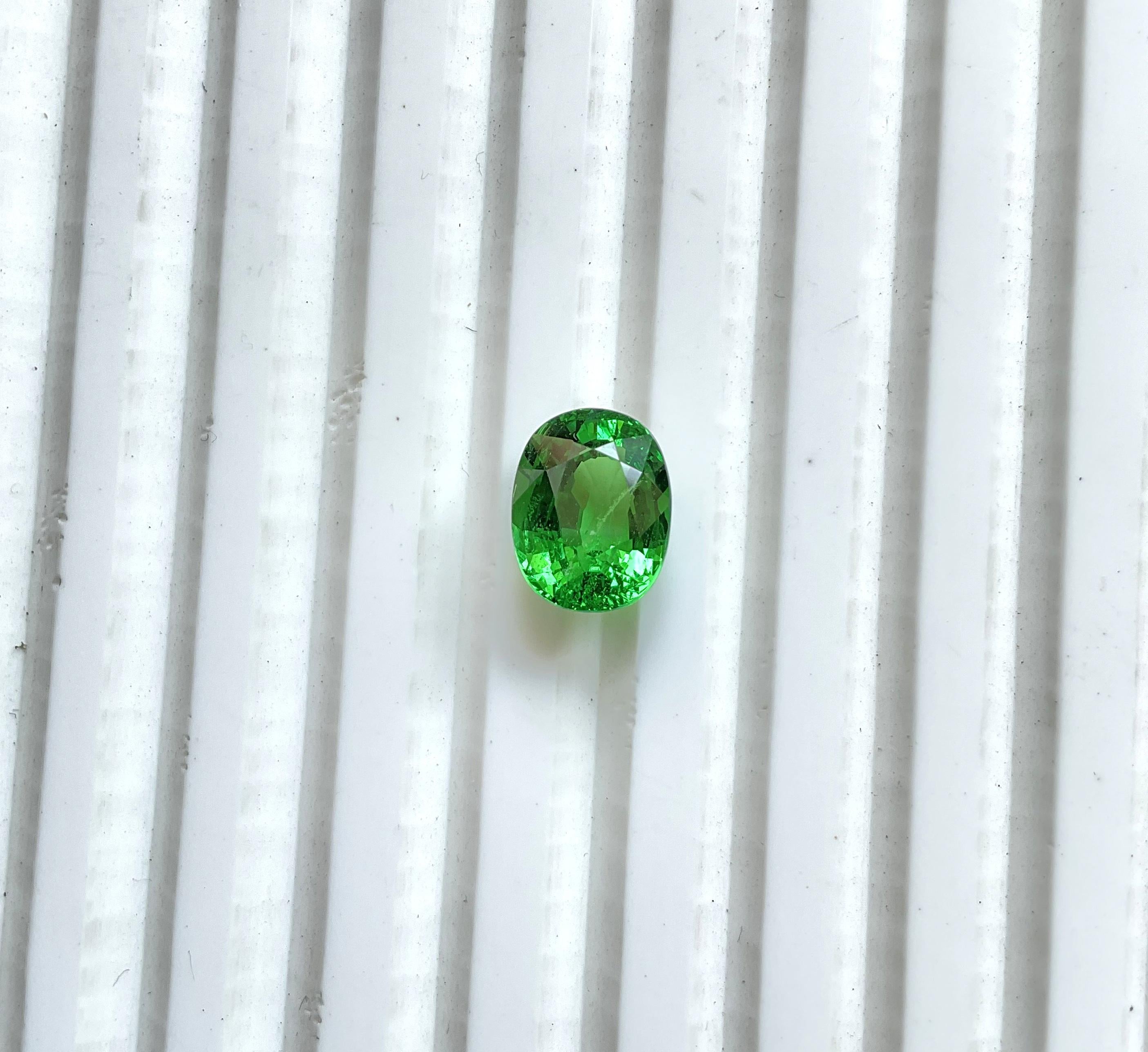 4.20 Carats Top Quality Tanzania Tsavorite Oval Cutstone For jewelry Natural Gem In New Condition For Sale In Jaipur, RJ