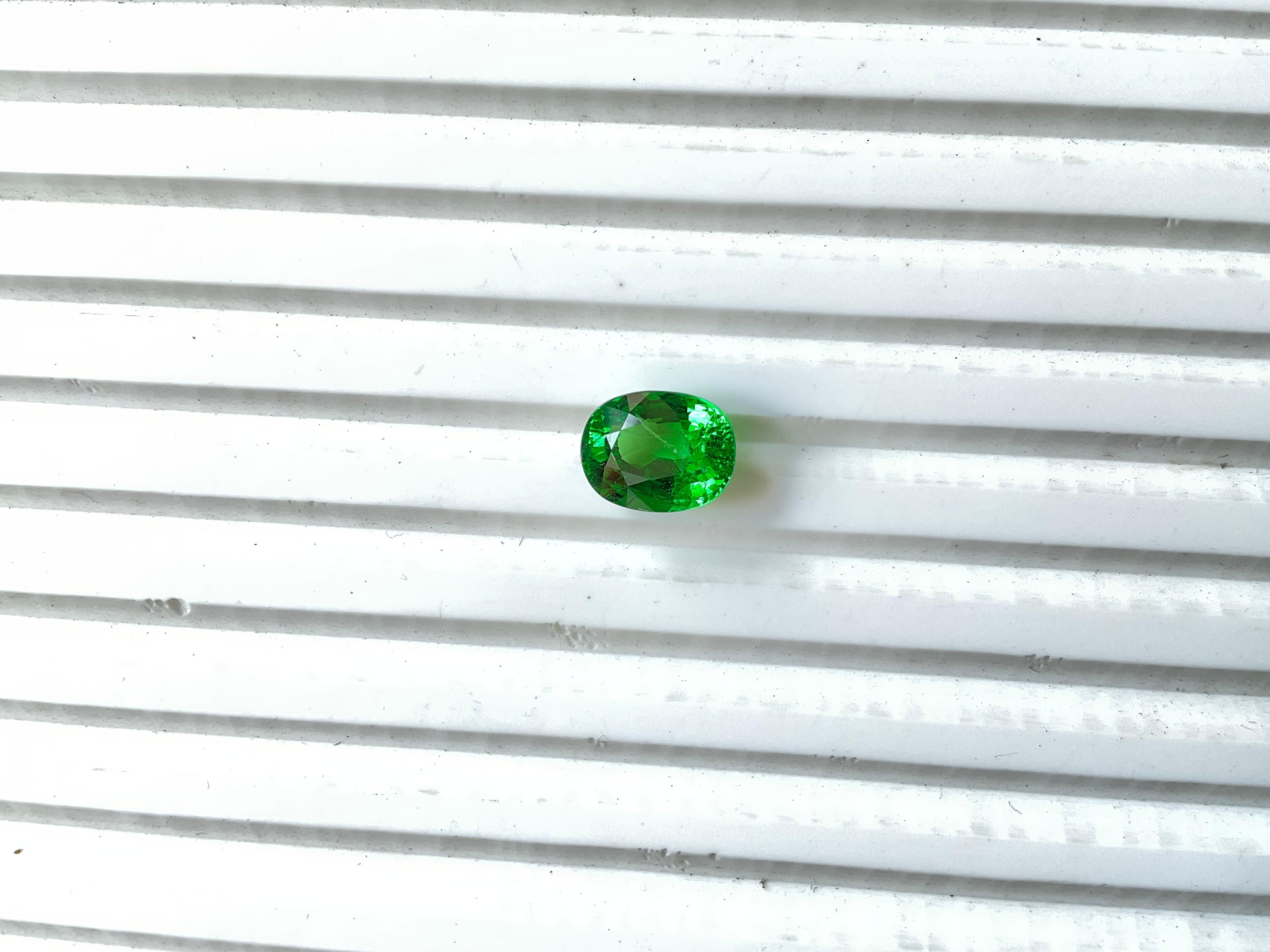 Women's or Men's 4.20 Carats Top Quality Tanzania Tsavorite Oval Cutstone For jewelry Natural Gem For Sale