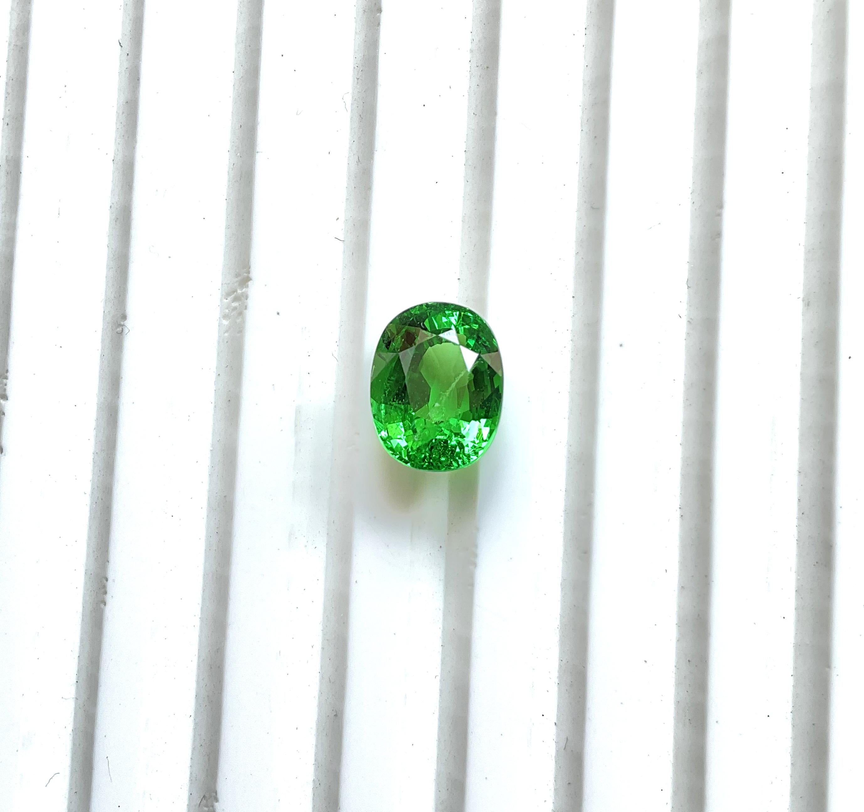 4.20 Carats Top Quality Tanzania Tsavorite Oval Cutstone For jewelry Natural Gem For Sale 1