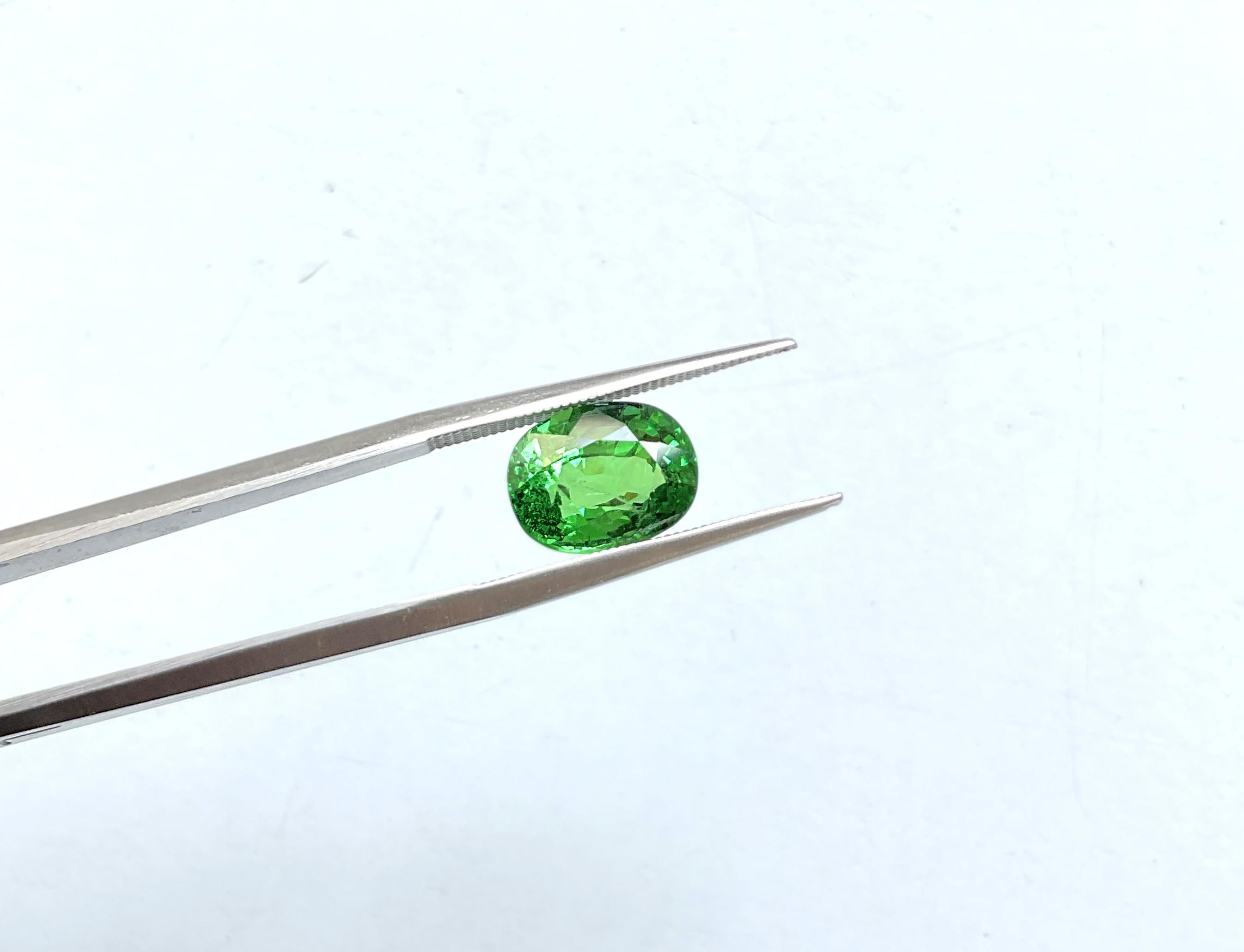 4.20 Carats Top Quality Tanzania Tsavorite Oval Cutstone For jewelry Natural Gem For Sale 2